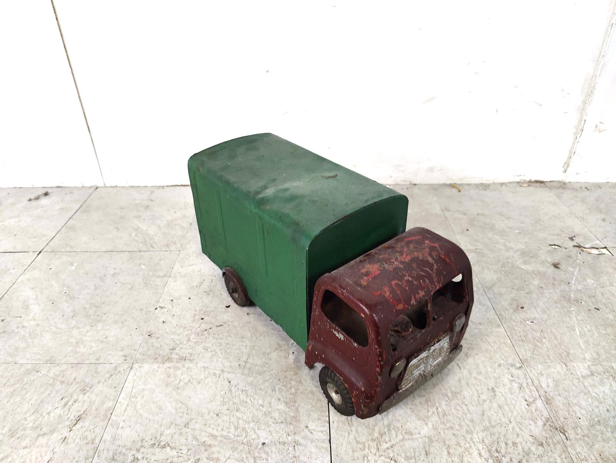 Vintage tri-ang tin toy car, 1950s In Fair Condition For Sale In Leuven, Vlaams Gewest