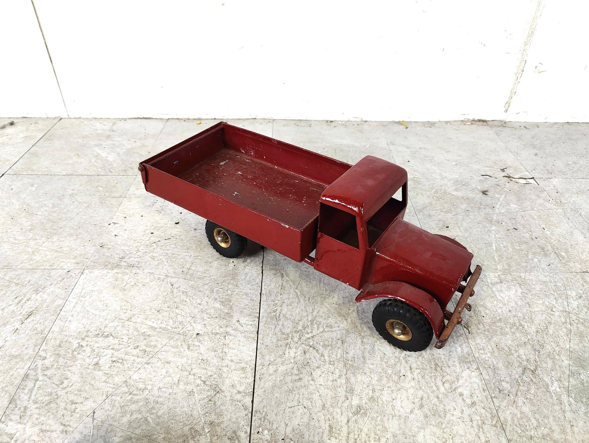 Vintage tri-ang tin toy car, 1950s In Fair Condition For Sale In Leuven, Vlaams Gewest