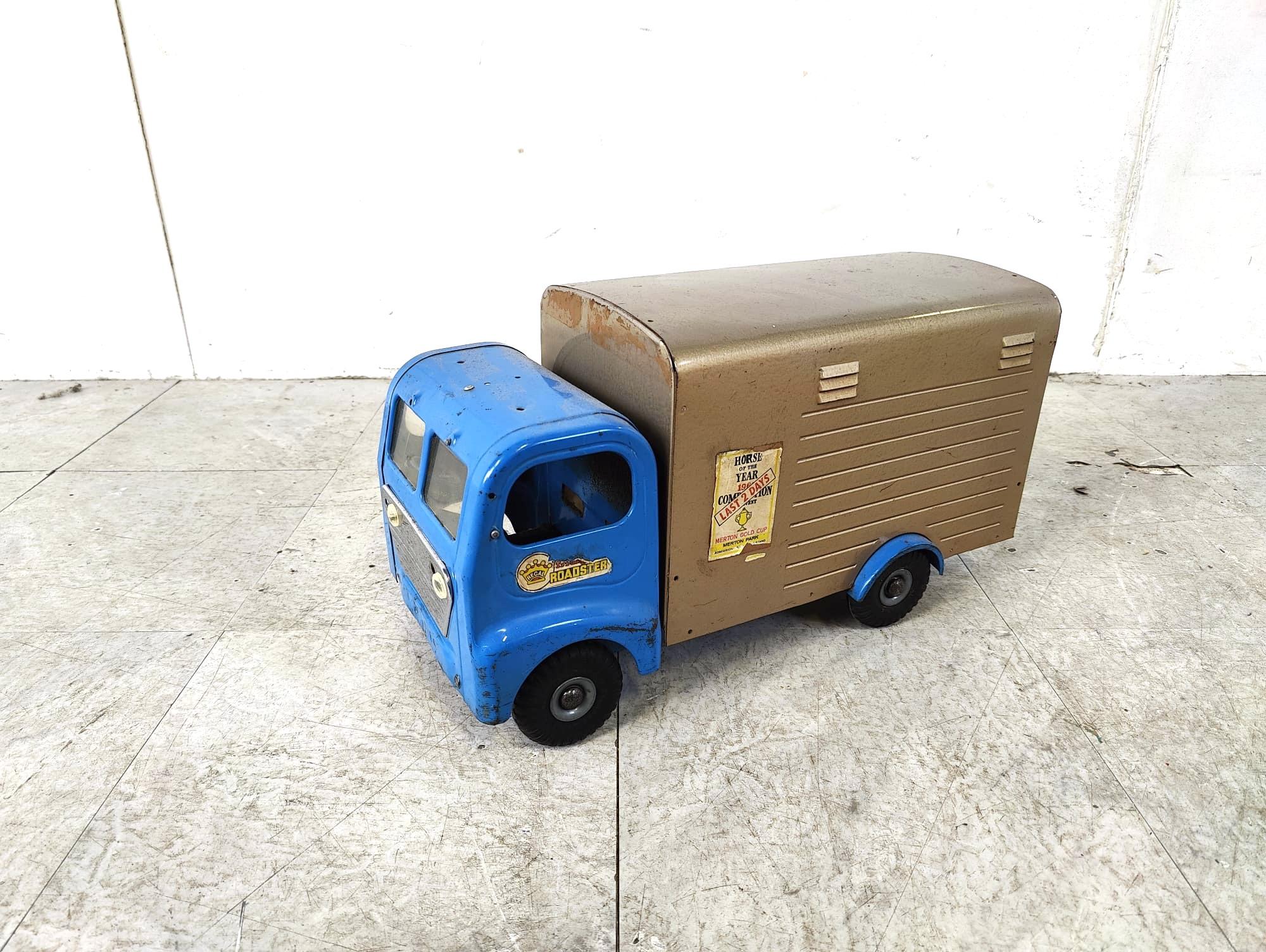 Metà XX secolo Automobile di latta Tri-ang Toys d'epoca, anni '50 in vendita