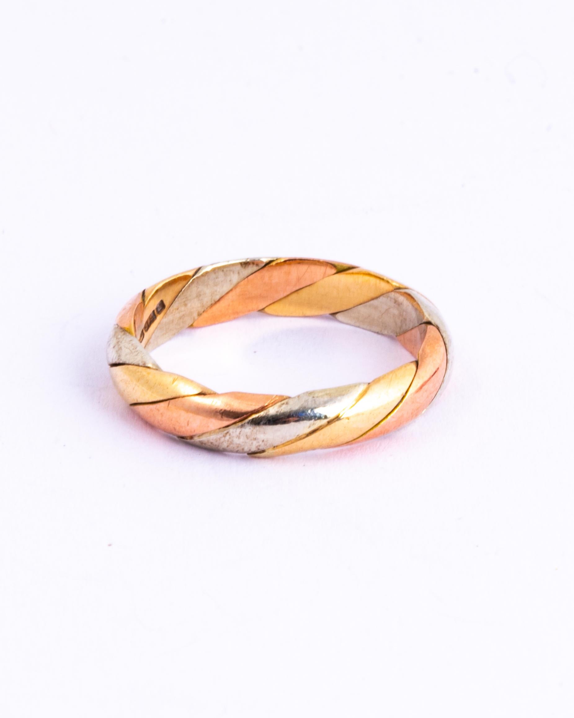 Dieser dreifarbige Ring ist aus 9 Karat Gelbgold, Roségold und Weißgold modelliert. Sie wickeln sich perfekt umeinander und alle drei Farben des glänzenden Metalls sind hell und glänzend!

Ring Größe: O oder 7 1/4 
Bandbreite: 4mm

Gewicht: 3.9 g 