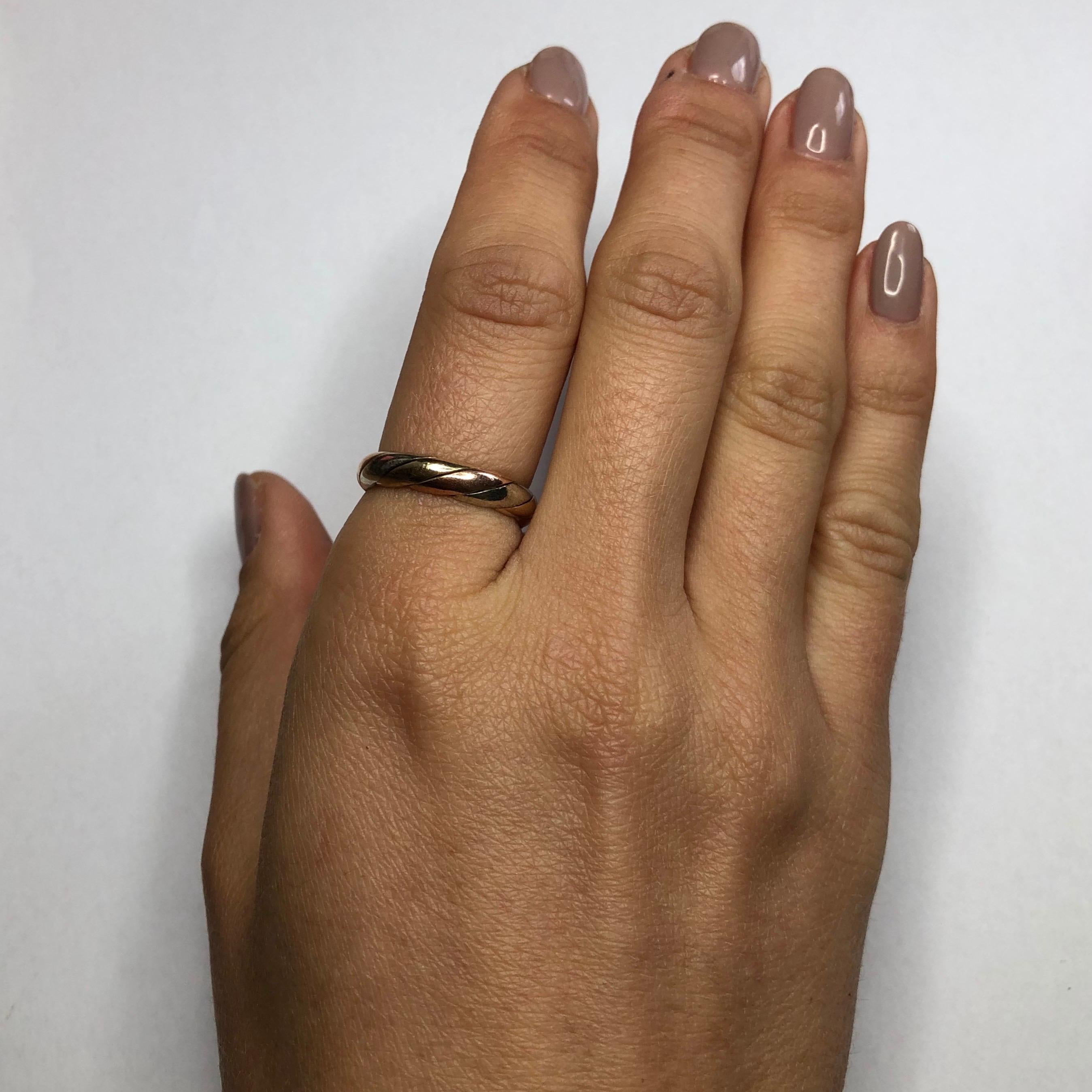 Dreifarbiger 9 Karat Gold-Twist-Ring im Vintage-Stil im Zustand „Gut“ in Chipping Campden, GB