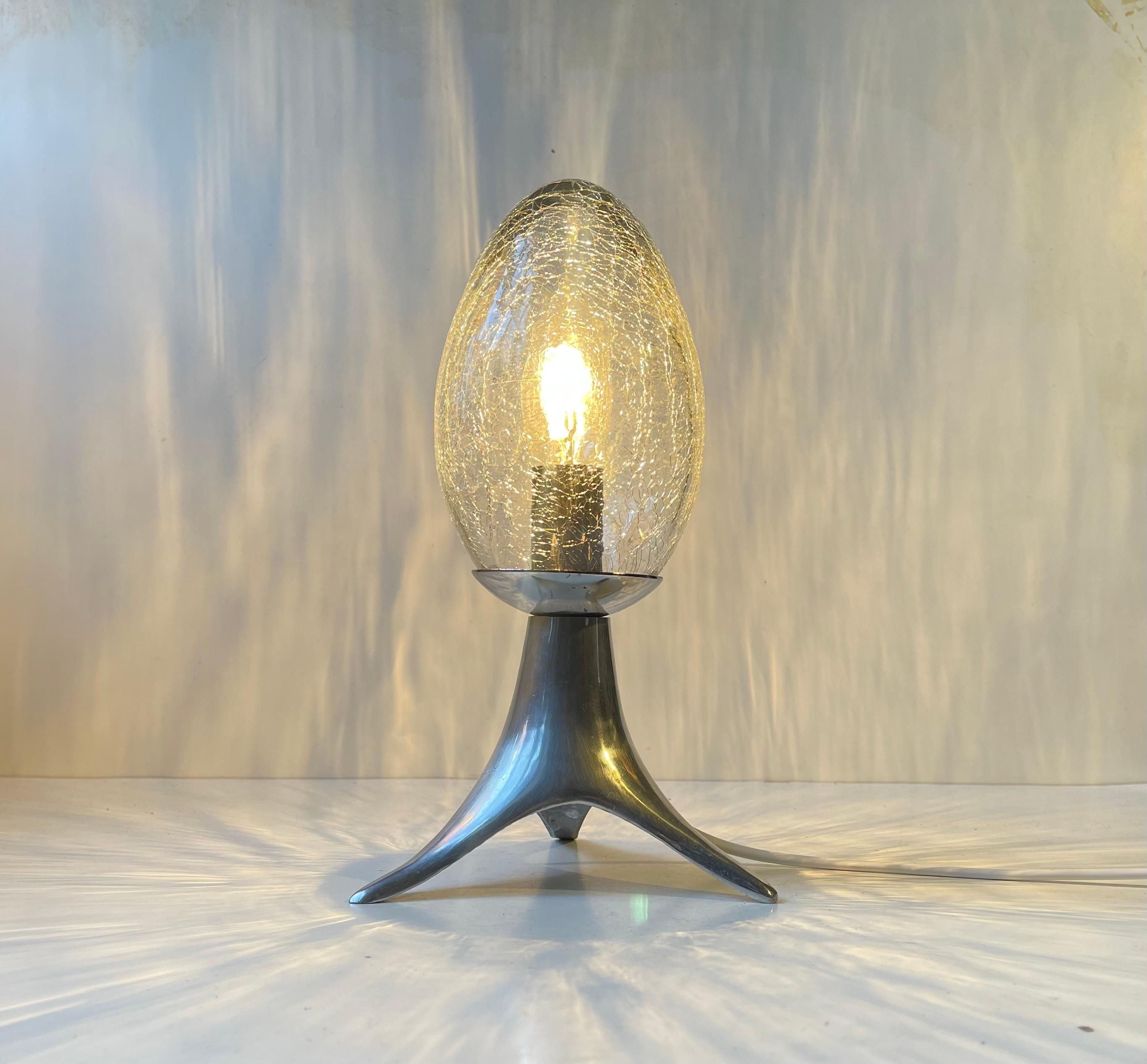 Vintage Tri-stand Table Lamp with Craquelé Glass Egg Shade In Good Condition For Sale In Esbjerg, DK