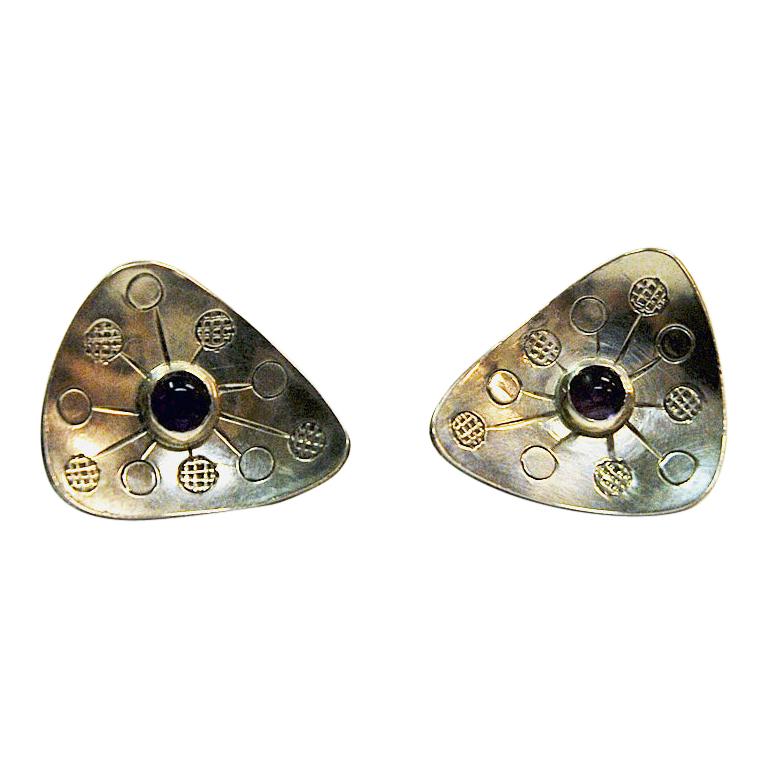 Beautiful pair of vintage triangle sterling silver ear rings by Rey Urban, Stockholm, Sweden, 1957. These beautiful ear rings are decorated with a small pink stone in the middle and circle decorations around. Screw fixing. Stamped with designers