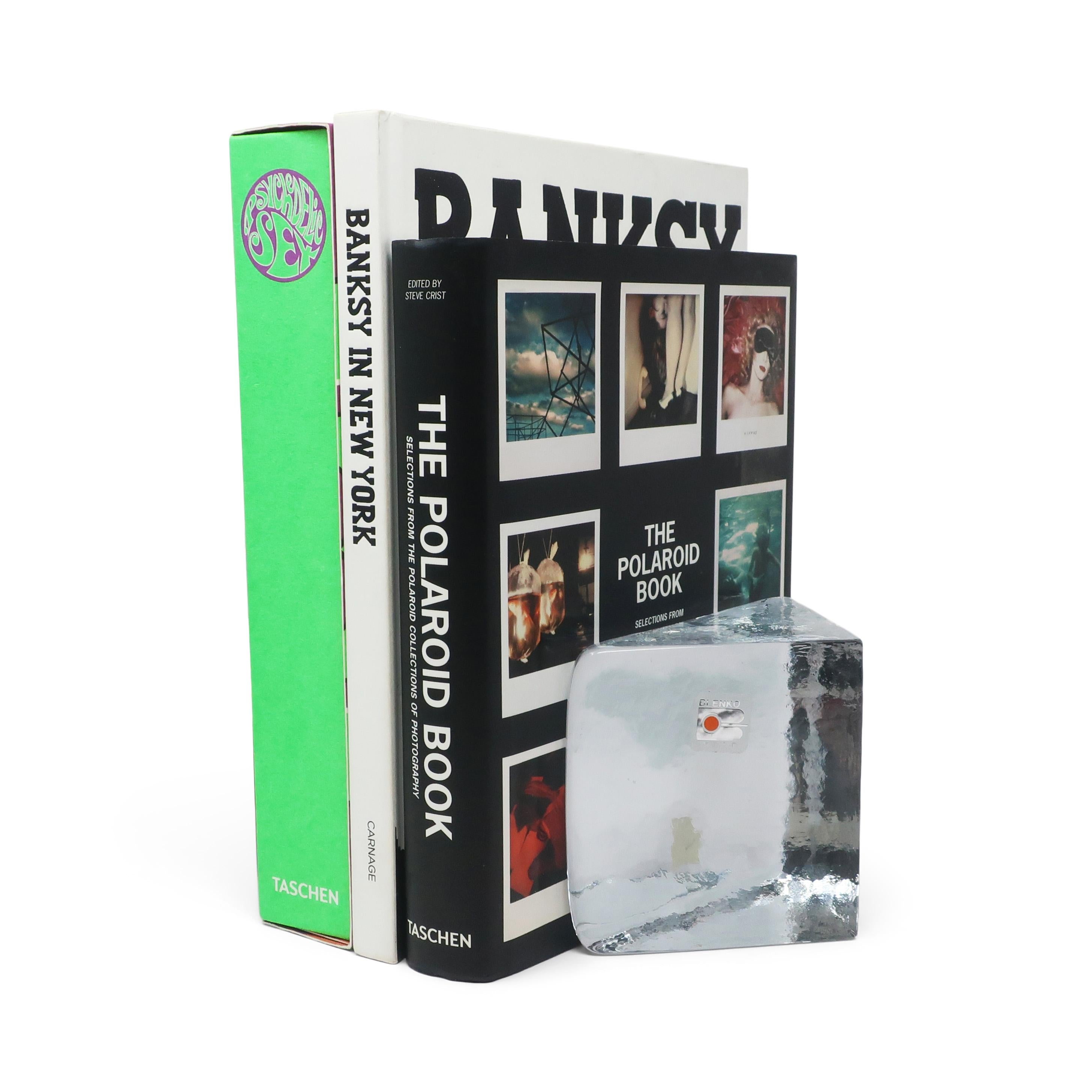 Ein großartiges Paar schwerer dreieckiger Buchstützen aus Gussglas von Blenko aus der Mitte des Jahrhunderts.  Zwei Seiten sind glatt poliert, die anderen drei Seiten sind strukturiert.

In sehr gutem Vintage-Zustand mit alters- und
