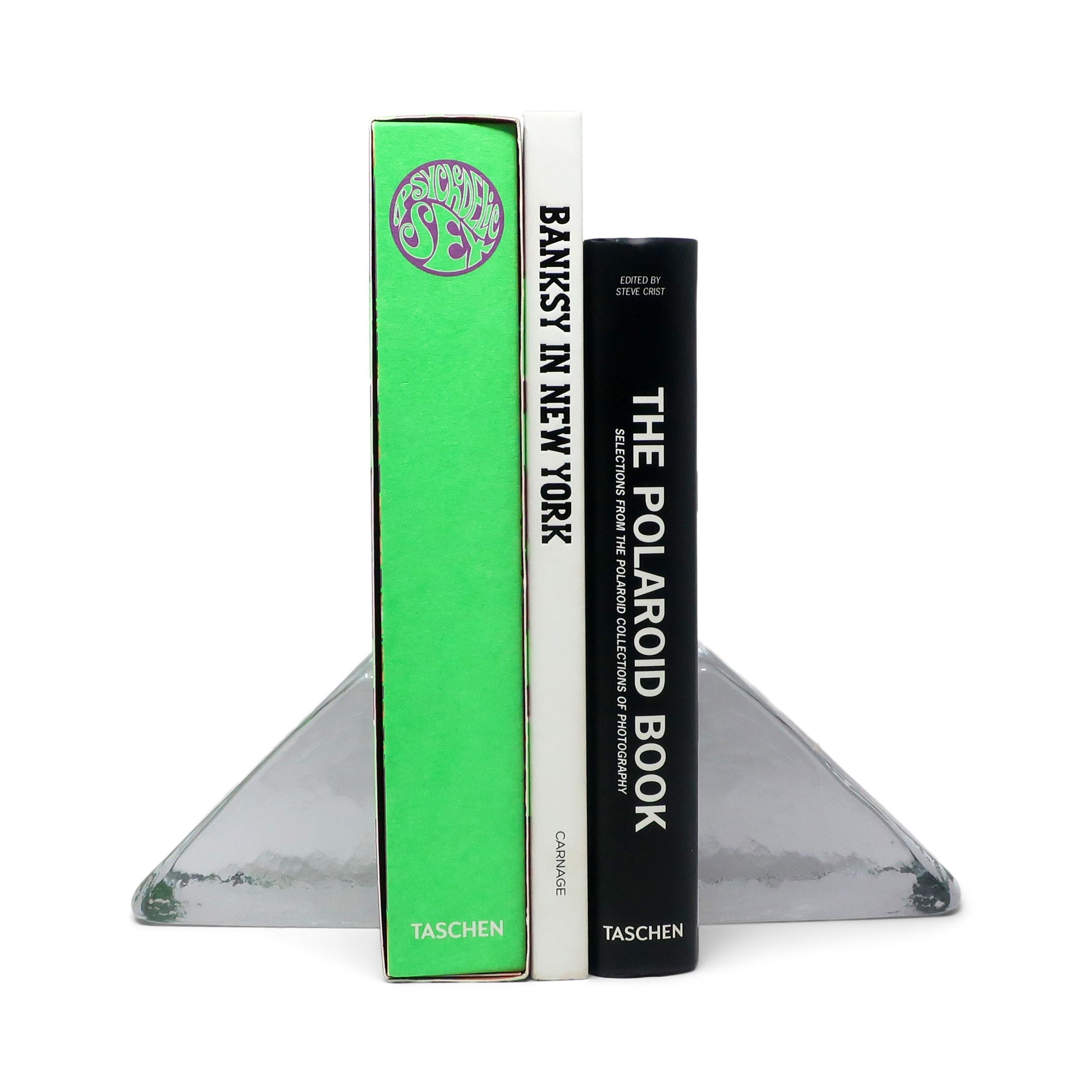 Dreieckige Buchstützen aus Gussglas von Blenko, Vintage im Angebot 3