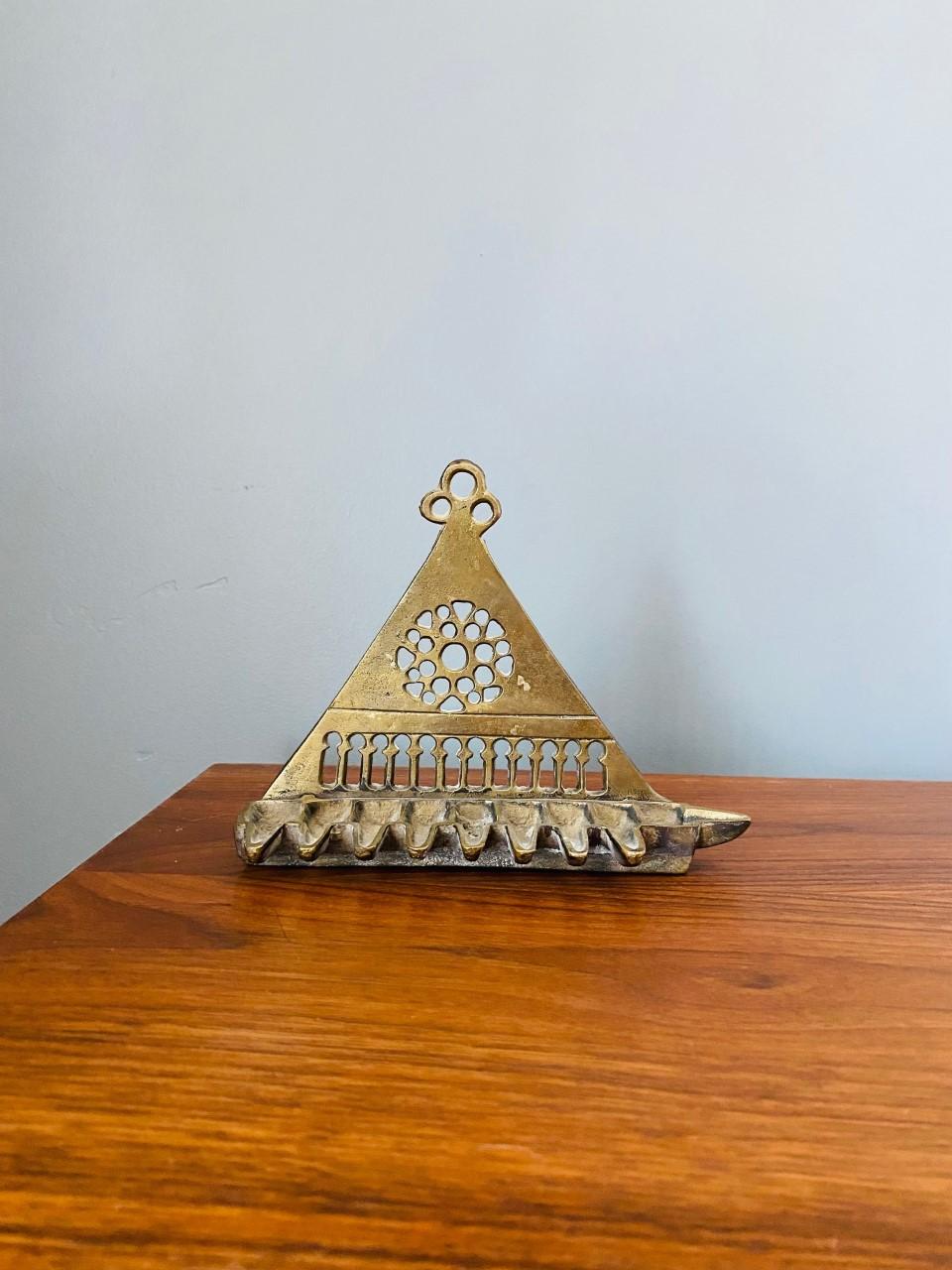 Vintage Dreieckige Chanukka Menora (Israelisch) im Angebot