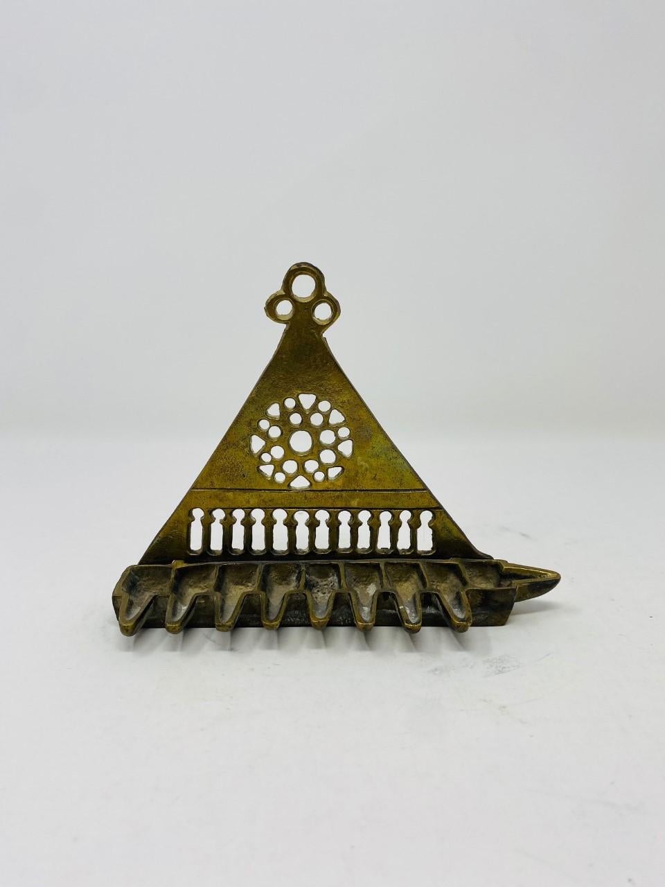 Moulage Hanukkah Menorah - Menorah triangulaire vintage en vente