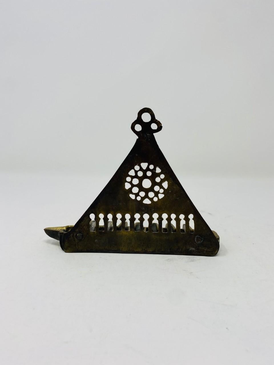 Ottone Menorah di Hanukkah triangolare vintage in vendita