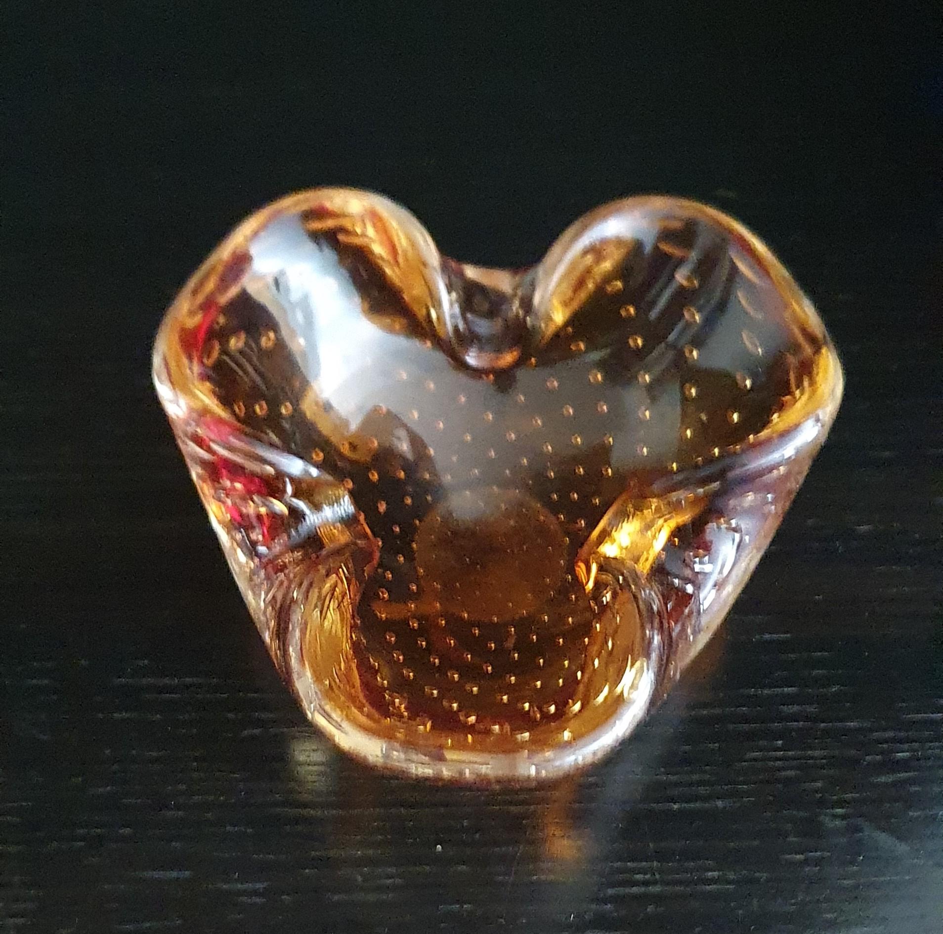 Vieux plat vénitien en verre de Murano de forme triangulaire en ambre avec de petites bulles en vente 2