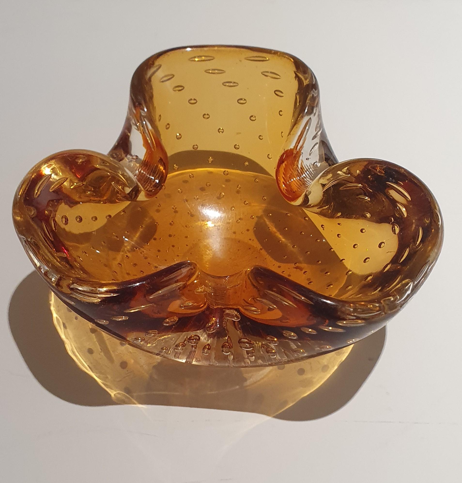 Vieux plat vénitien en verre de Murano de forme triangulaire en ambre avec de petites bulles en vente 3