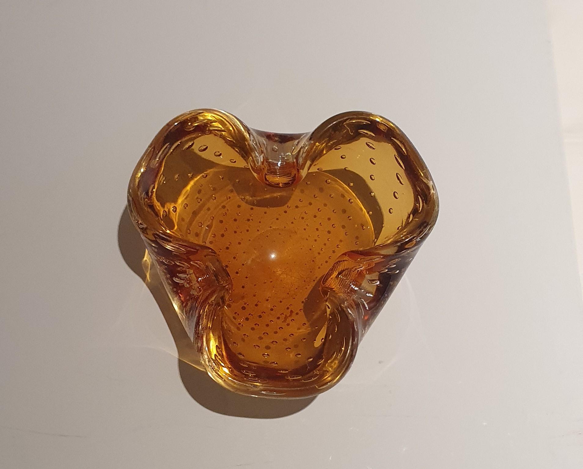 Vieux plat vénitien en verre de Murano de forme triangulaire en ambre avec de petites bulles en vente 4