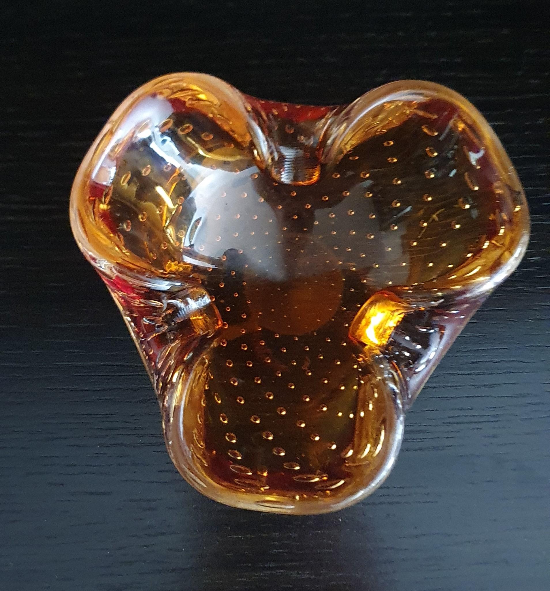 Vieux plat vénitien en verre de Murano de forme triangulaire en ambre avec de petites bulles en vente 5