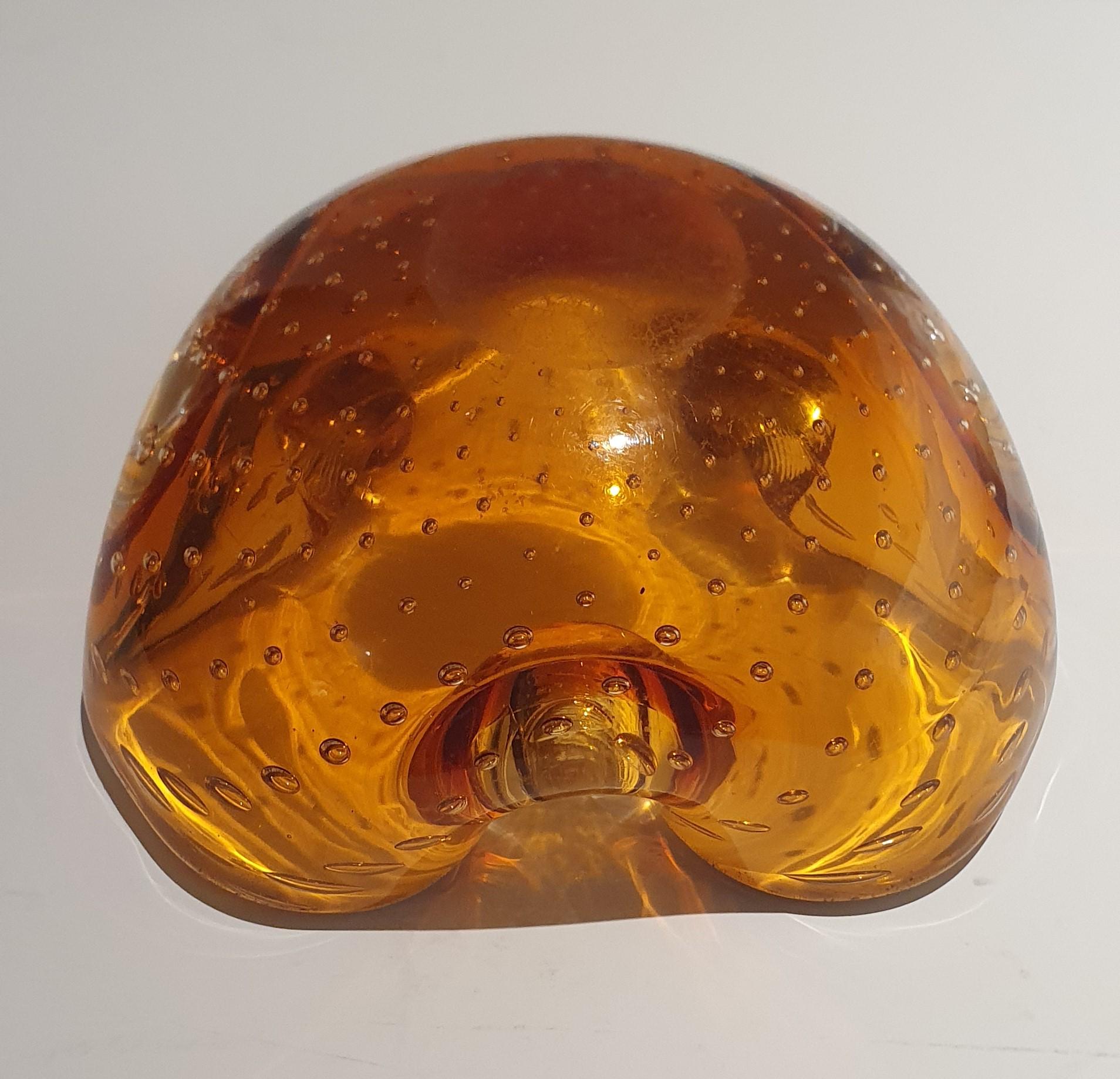 Vieux plat vénitien en verre de Murano de forme triangulaire en ambre avec de petites bulles en vente 7
