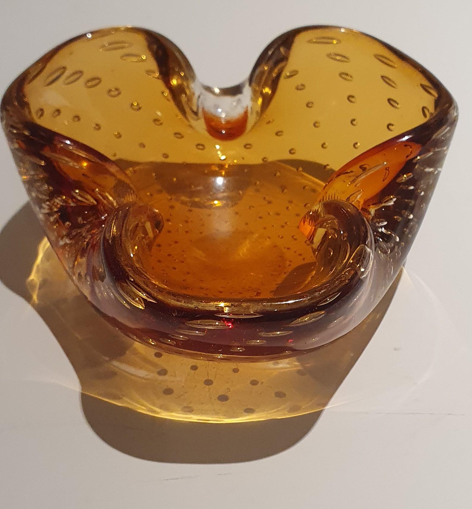 Vieux plat vénitien en verre de Murano de forme triangulaire en ambre avec de petites bulles en vente 8