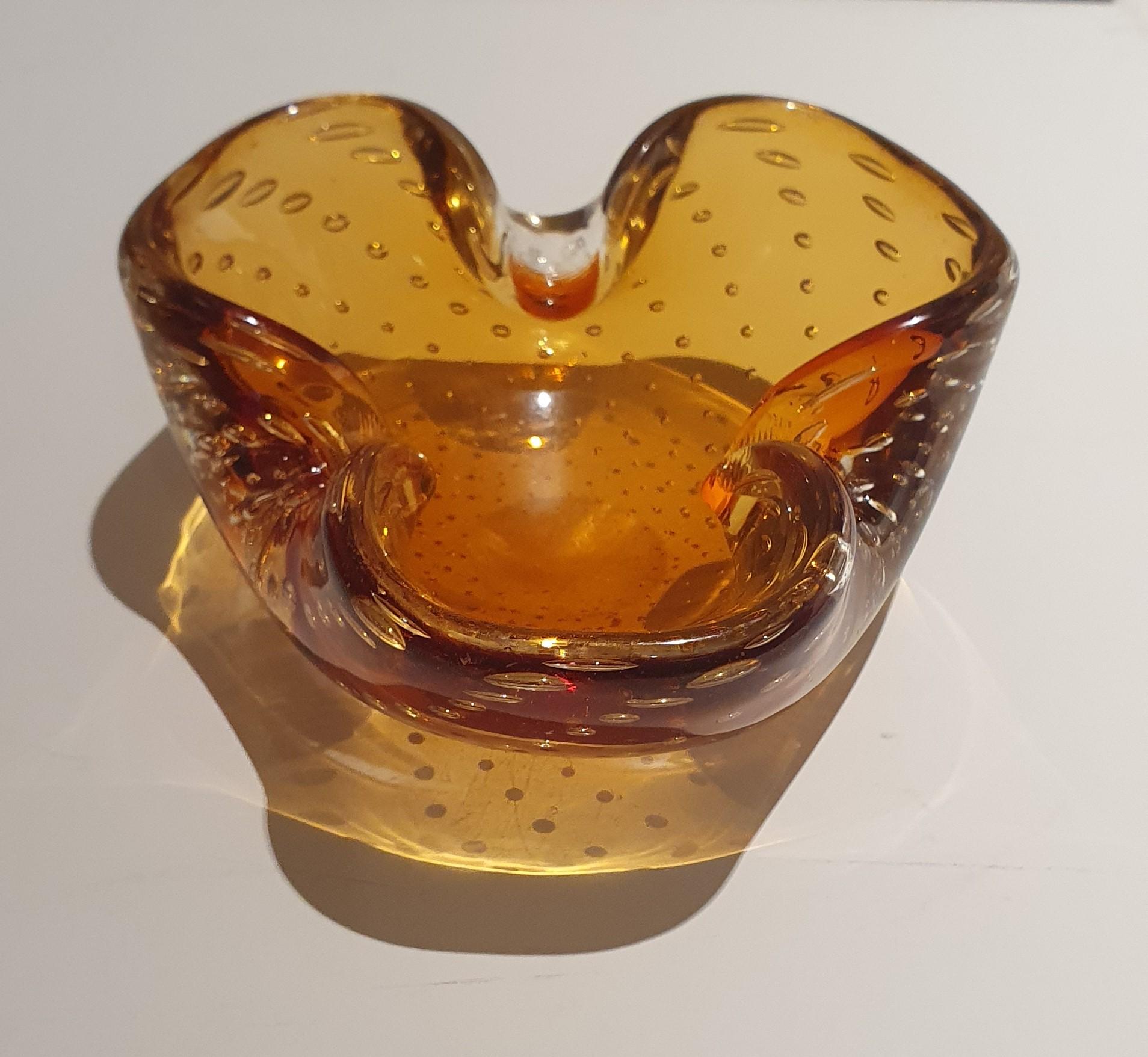 Vieux plat vénitien en verre de Murano de forme triangulaire en ambre avec de petites bulles en vente 9