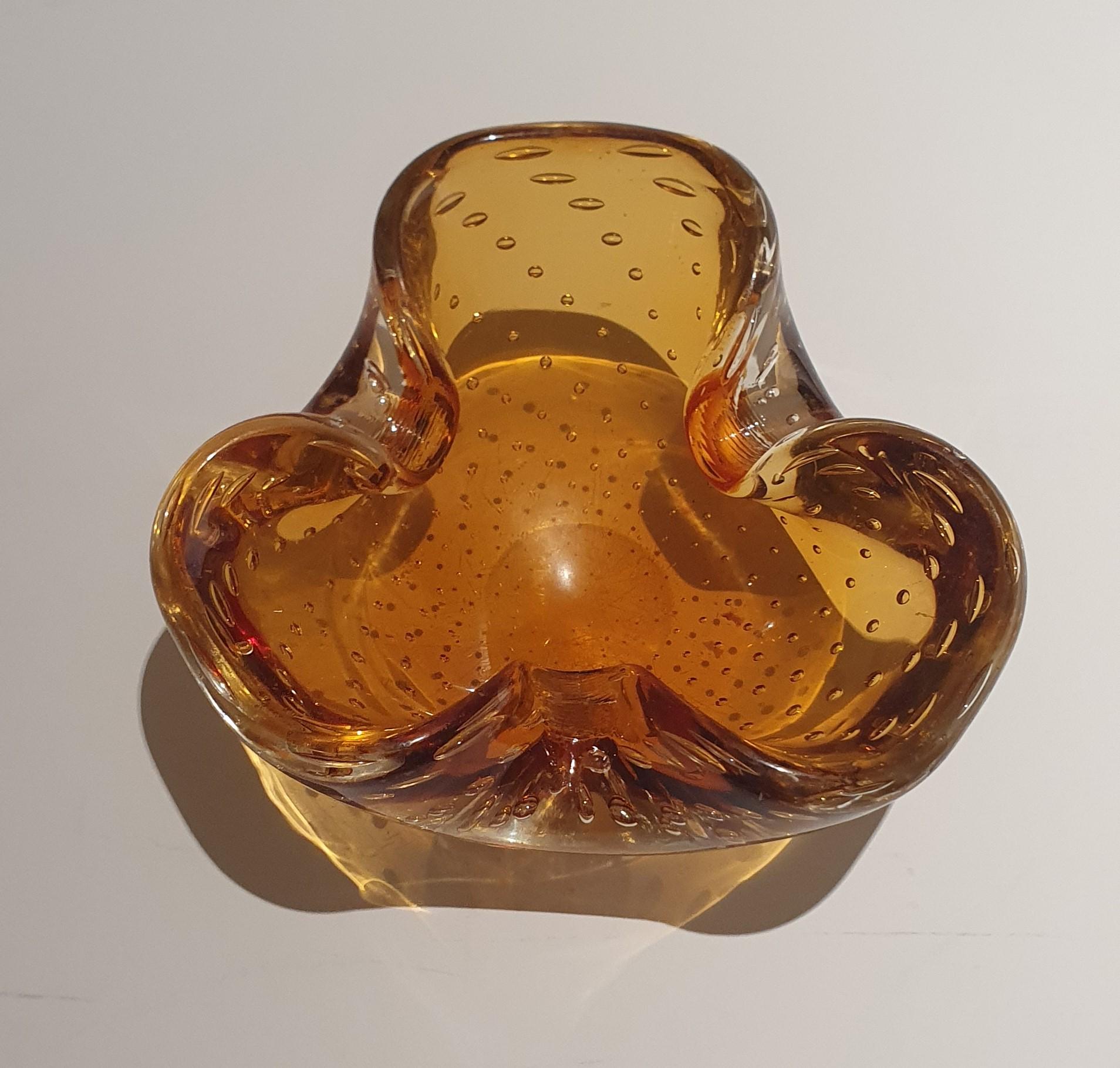 Vintage Venetian triangular shaped Murano Amber Glass Dish With Bubbles (Plat en verre ambré de Murano de forme triangulaire avec des bulles)

Ce plat vintage en verre ambré de Murano avec de minuscules bulles est un magnifique ornement qui ajoutera