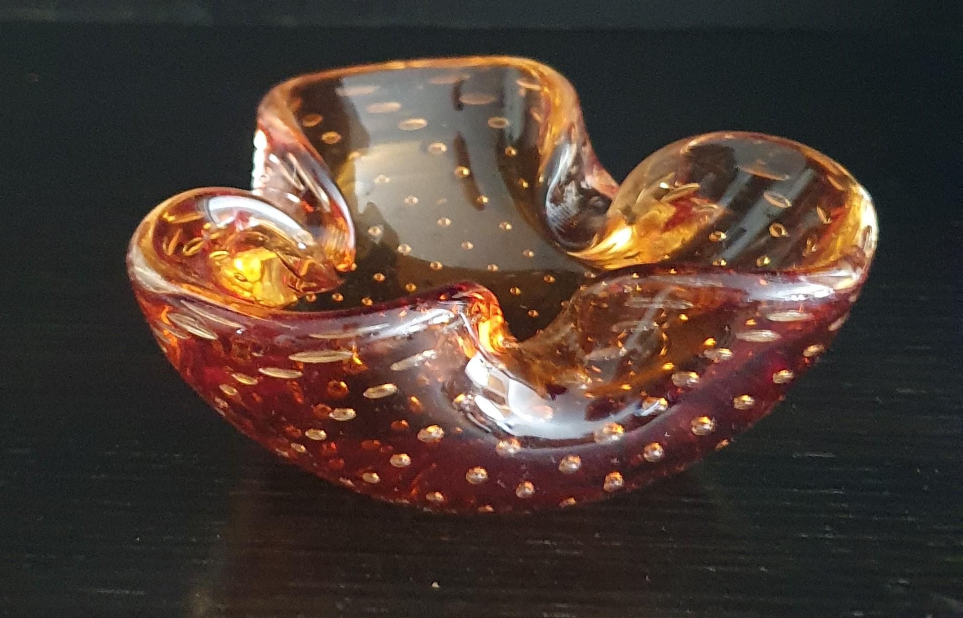 Mid-Century Modern Vieux plat vénitien en verre de Murano de forme triangulaire en ambre avec de petites bulles en vente