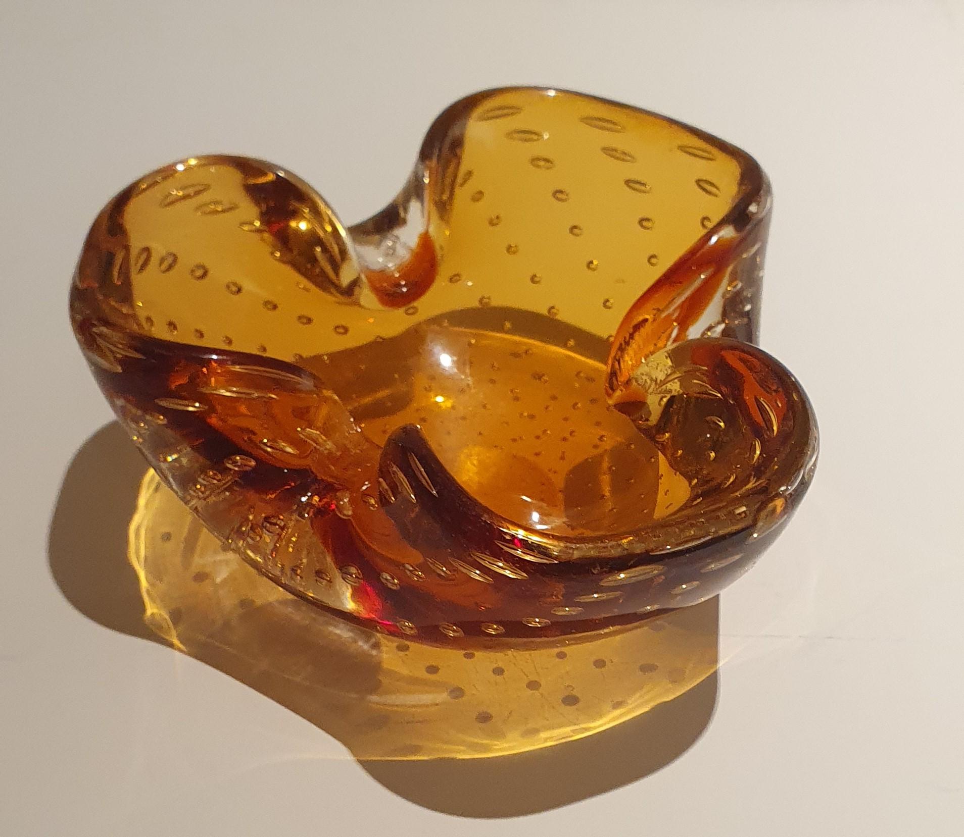 italien Vieux plat vénitien en verre de Murano de forme triangulaire en ambre avec de petites bulles en vente