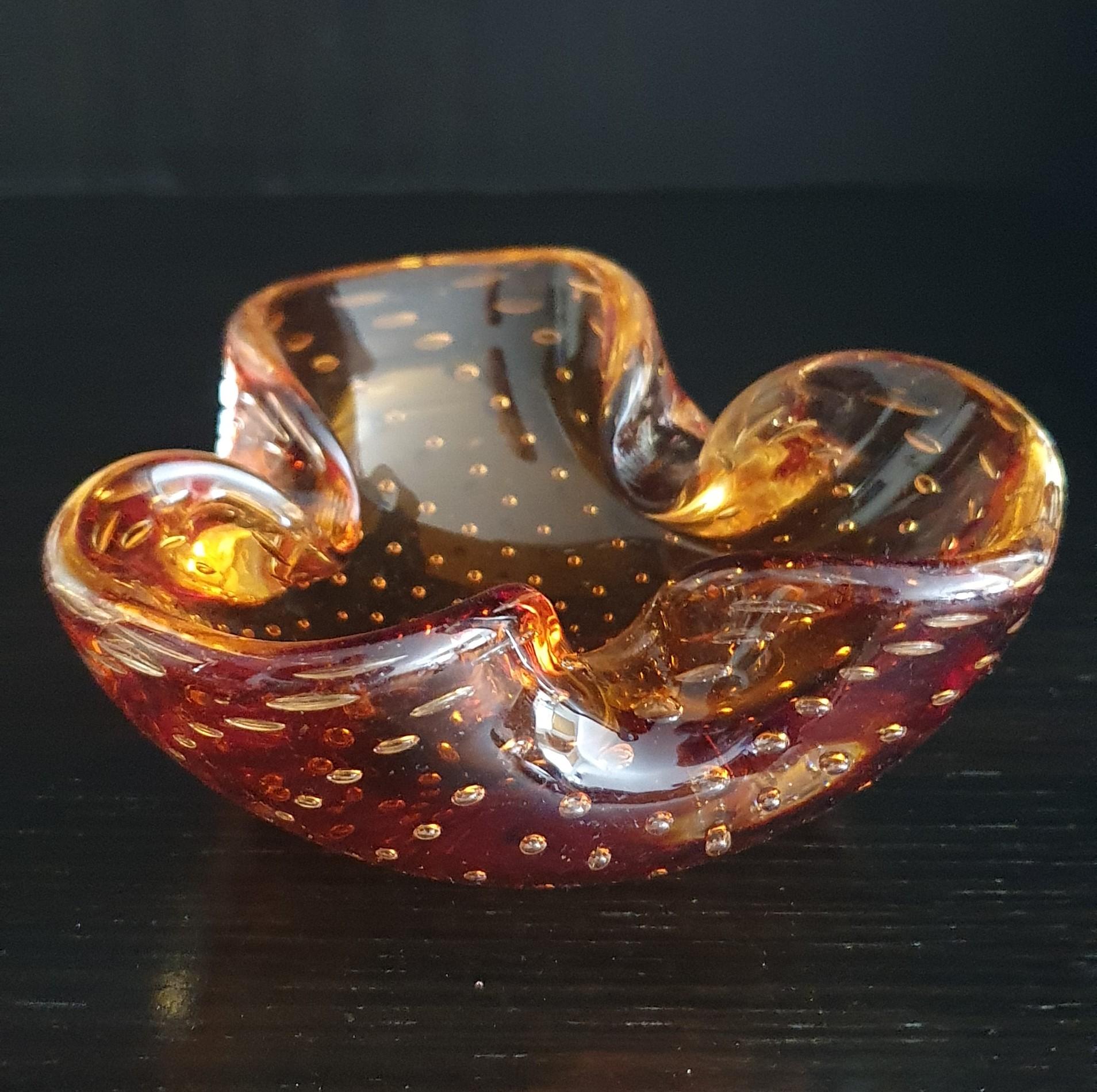 Fait main Vieux plat vénitien en verre de Murano de forme triangulaire en ambre avec de petites bulles en vente