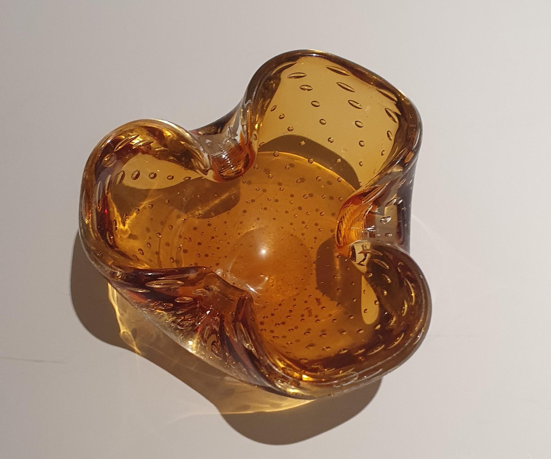 Vieux plat vénitien en verre de Murano de forme triangulaire en ambre avec de petites bulles Bon état - En vente à London, GB