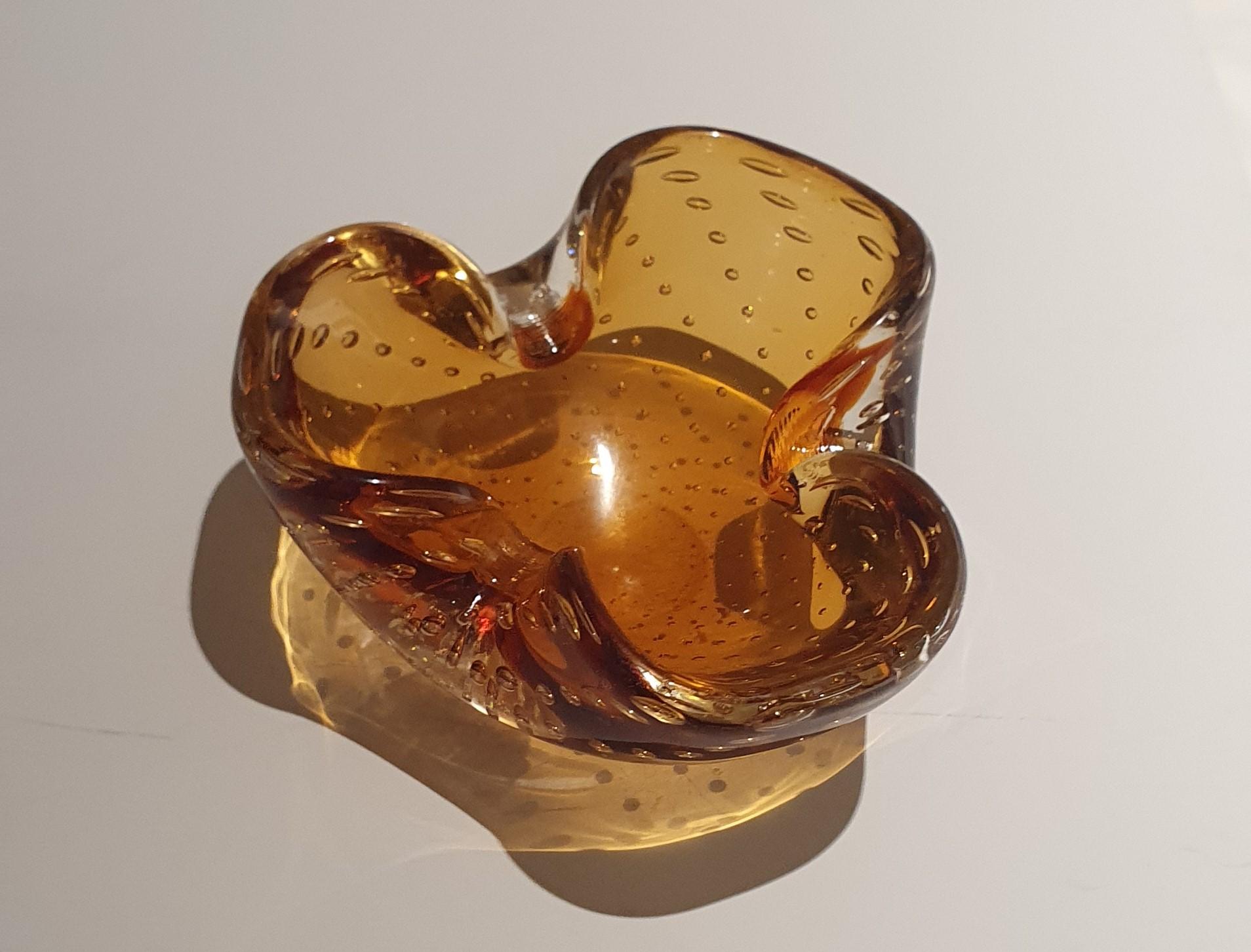 Fin du 20e siècle Vieux plat vénitien en verre de Murano de forme triangulaire en ambre avec de petites bulles en vente