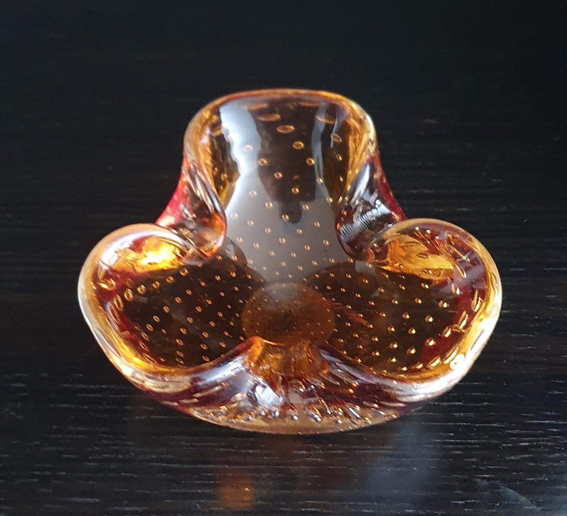 Verre de Murano Vieux plat vénitien en verre de Murano de forme triangulaire en ambre avec de petites bulles en vente