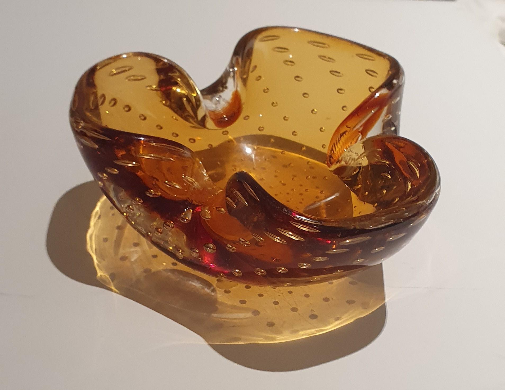 Vieux plat vénitien en verre de Murano de forme triangulaire en ambre avec de petites bulles en vente 1