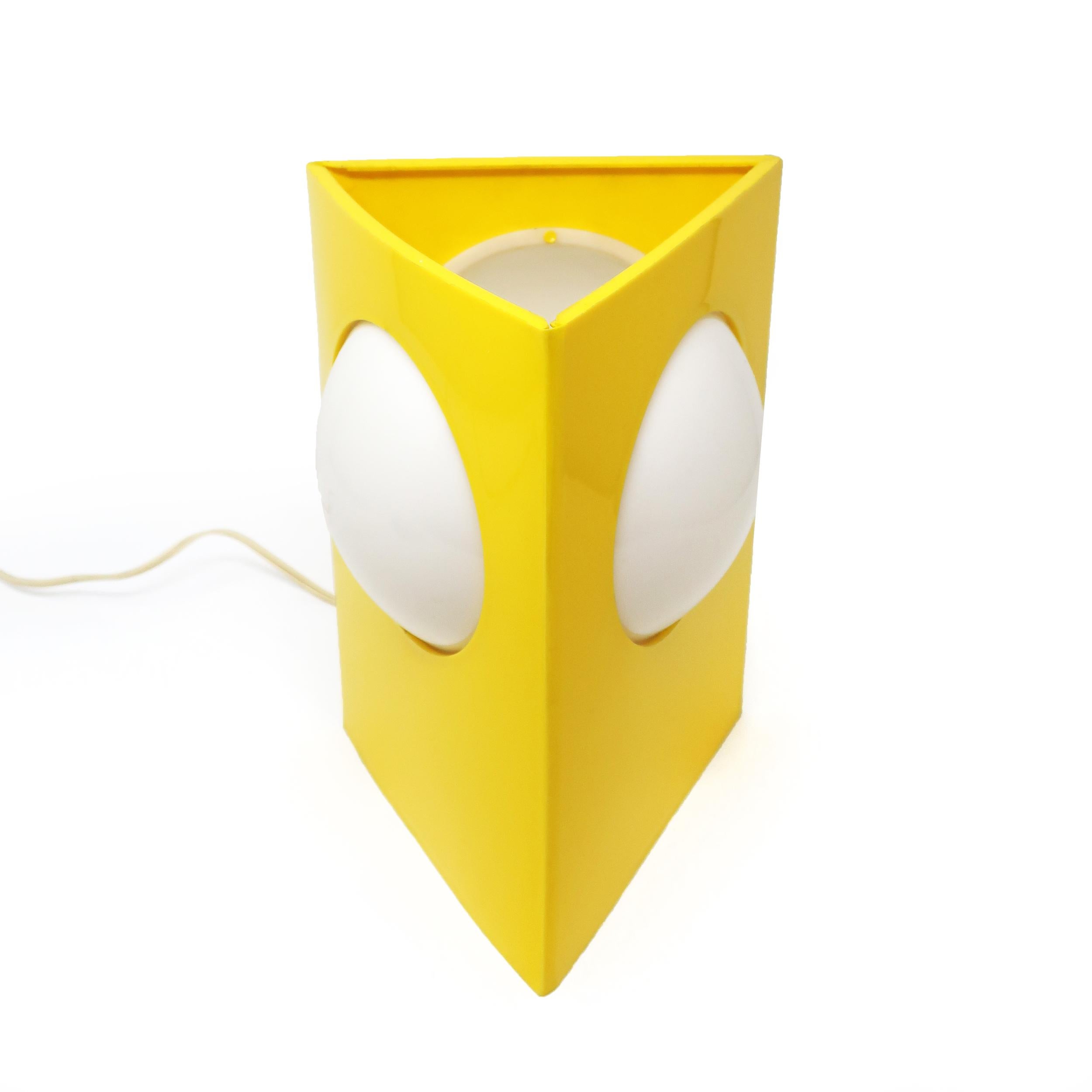 Vintage Triangular Yellow and White Lucite Table Lamp In Good Condition In Brooklyn, NY