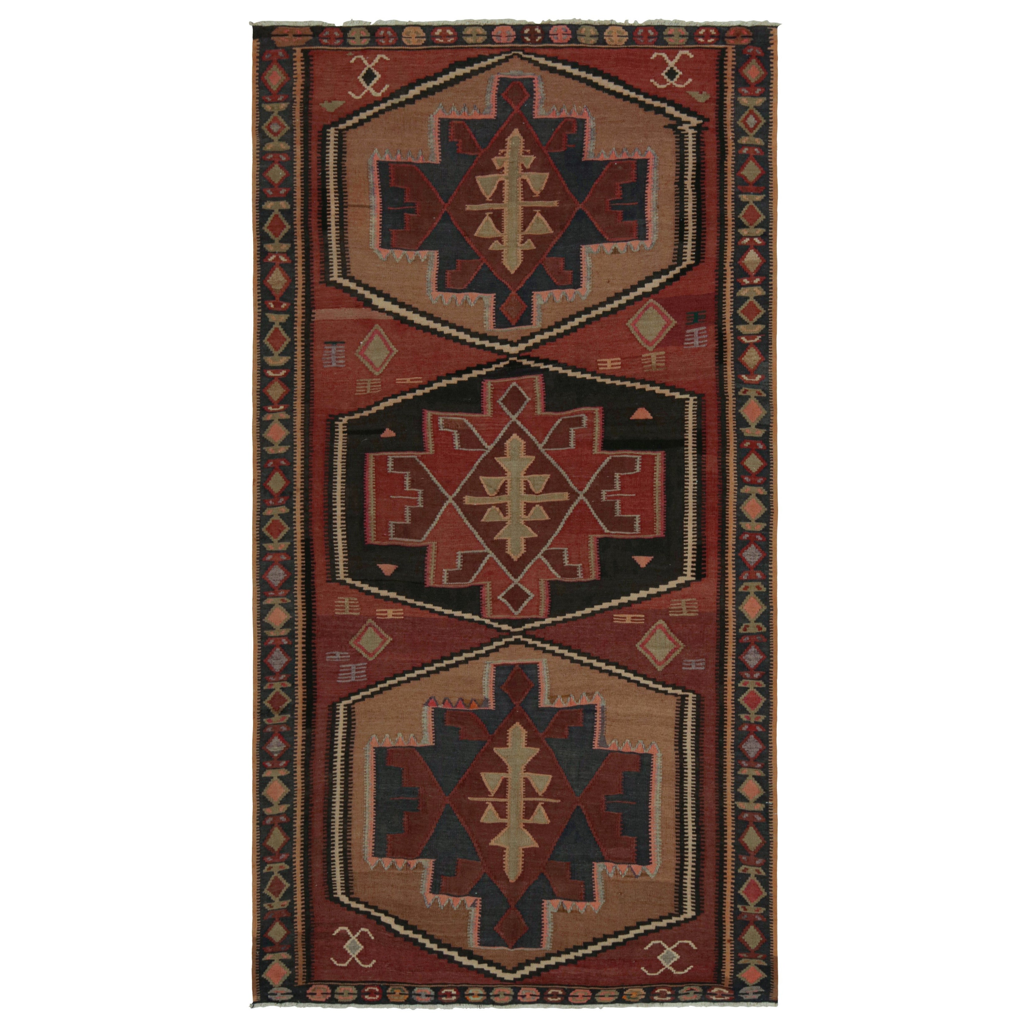 Tapis Kilim afghan tribal rouge, avec médaillons, de Rug & Kilim