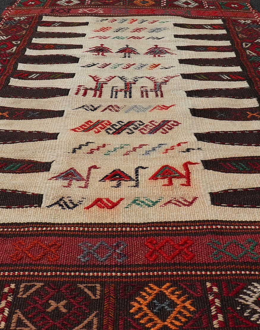 Tapis vintage Baluch Tribal dans les tons de brun, tan, crème et rouge, Ce tapis a une paire qui est aussi listée sur 1stdibs
tapis V21-0810, pays d'origine / type : Iran / Tribal, circa 1950

Mesures : 2'7 x 5'4.