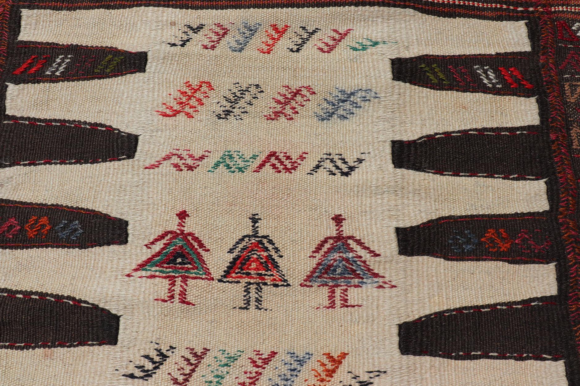 Tribal Tapis baluchon tribal vintage avec poils et tapis Kilim sur fond ivoire en vente