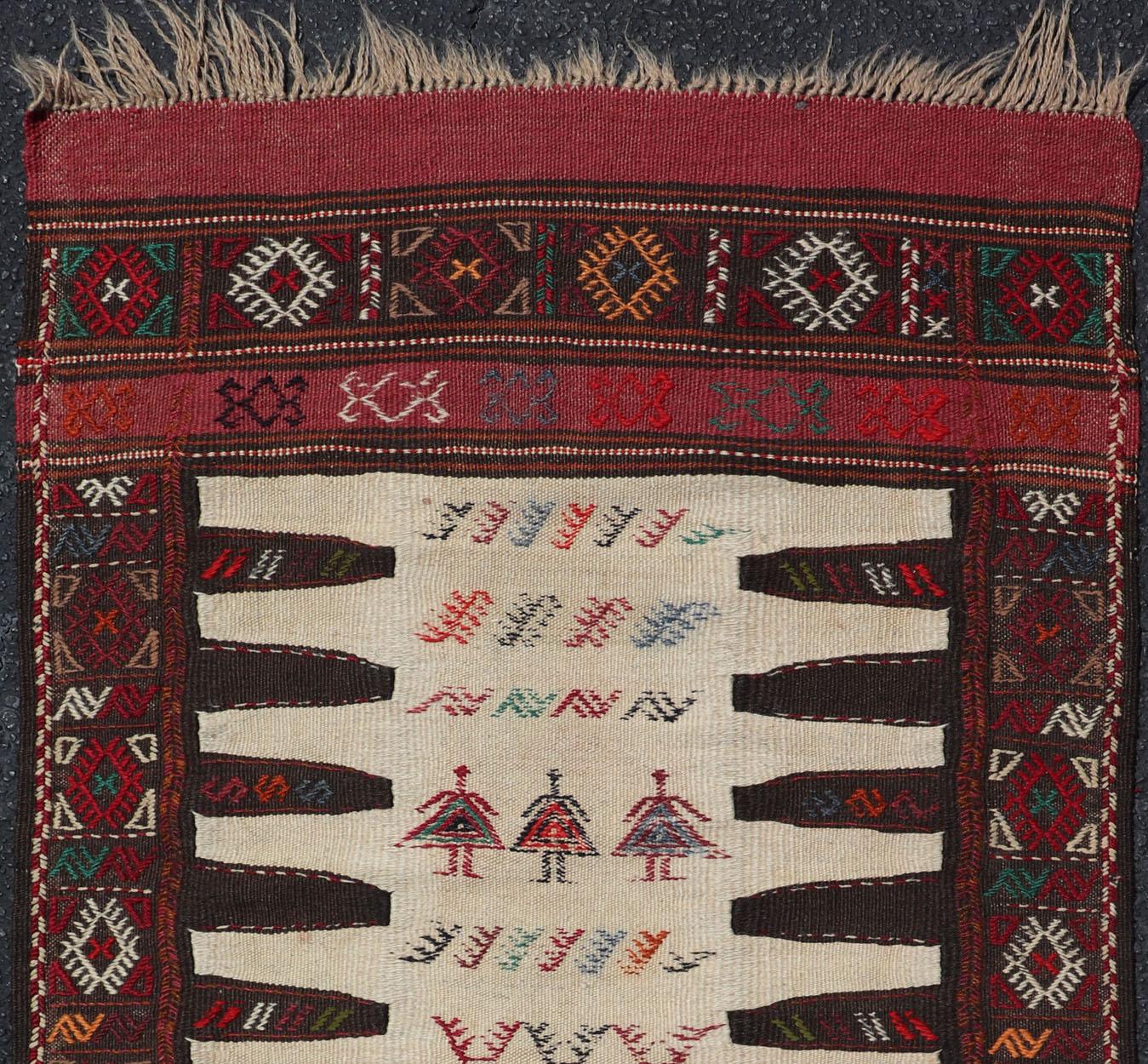 Tissé à la main Tapis baluchon tribal vintage avec poils et tapis Kilim sur fond ivoire en vente