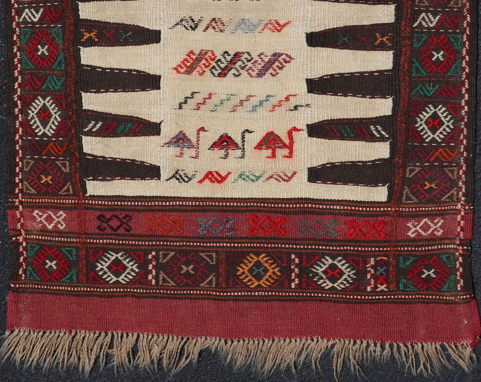 20ième siècle Tapis baluchon tribal vintage avec poils et tapis Kilim sur fond ivoire en vente
