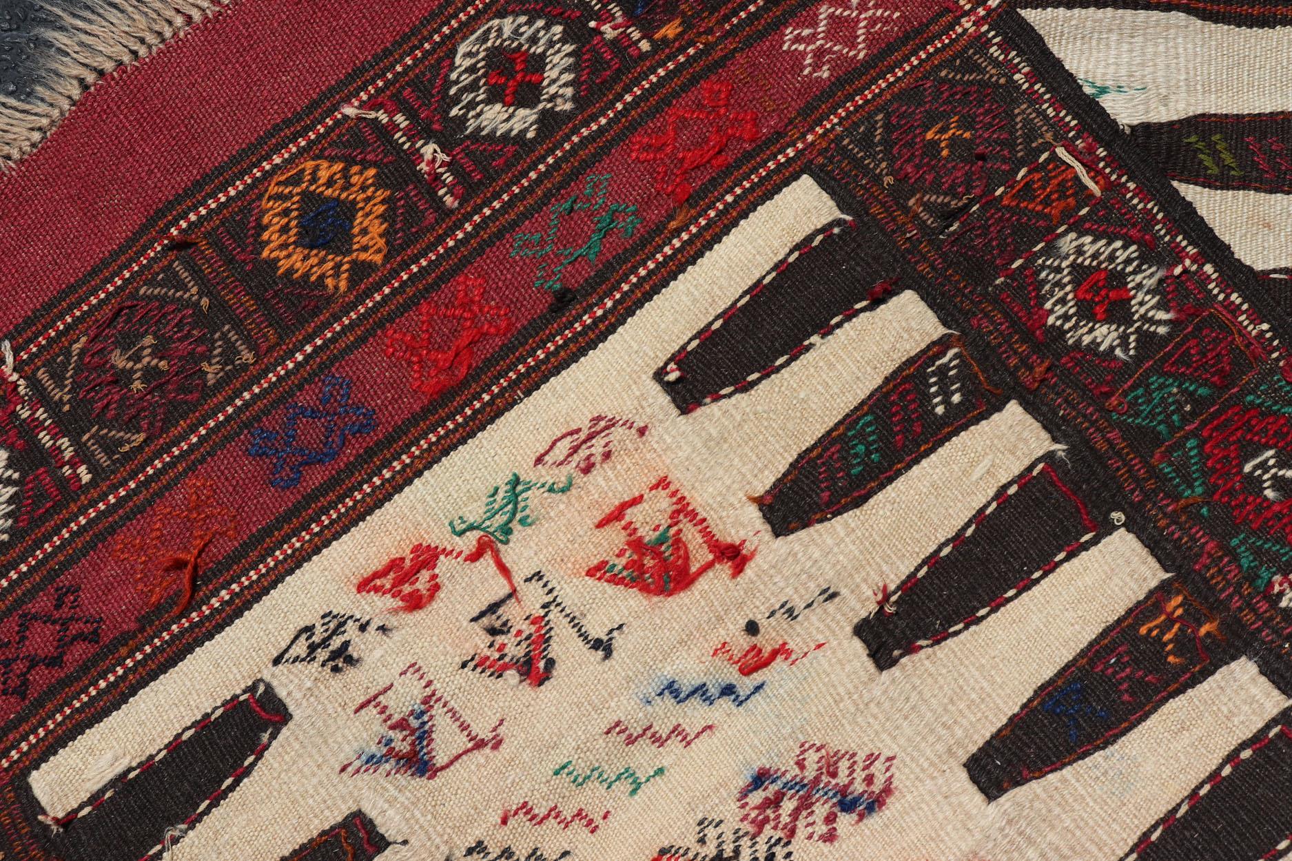 Laine Tapis baluchon tribal vintage avec poils et tapis Kilim sur fond ivoire en vente