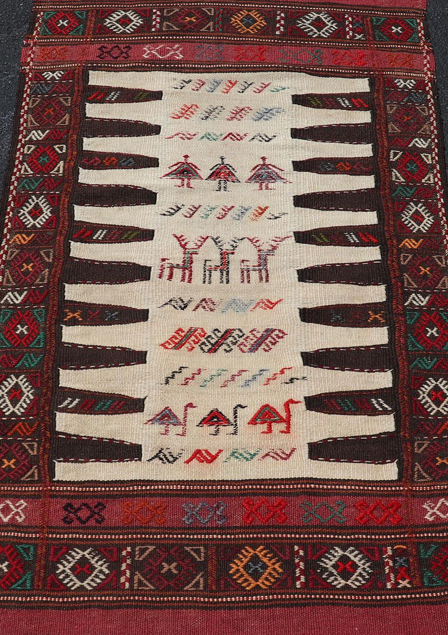 Tapis baluchon tribal vintage avec poils et tapis Kilim sur fond ivoire en vente 1