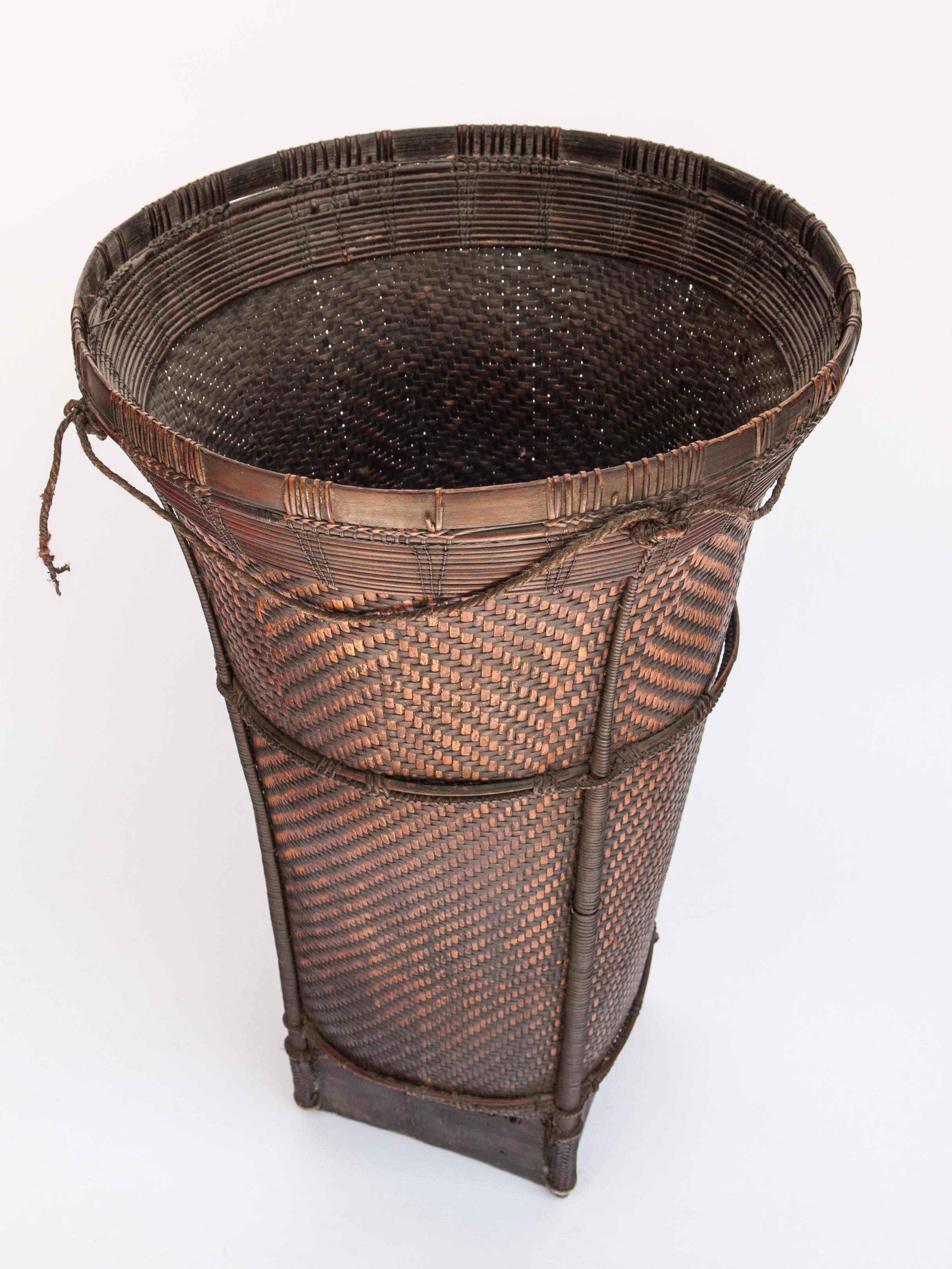Vintage Tribal carrying basket from Ata Pue, Laos, mid-20th century, 23.5