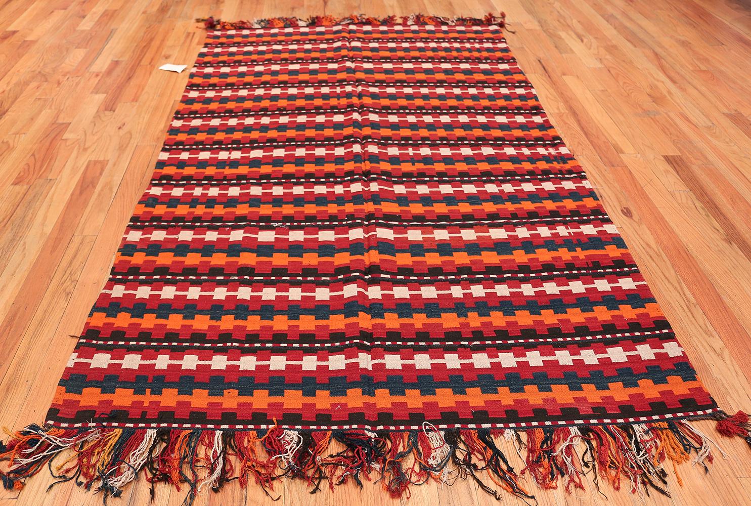 Vintage Caucasian Kilim rug, country of origin: Caucasia, date: circa mid-20th century. Size: 5 ft 6 in x 9 ft (1.68 m x 2.74 m)

Like many other unique vintage Caucasian Kilims, this vintage rug conveys a distinct sense of presence and style
