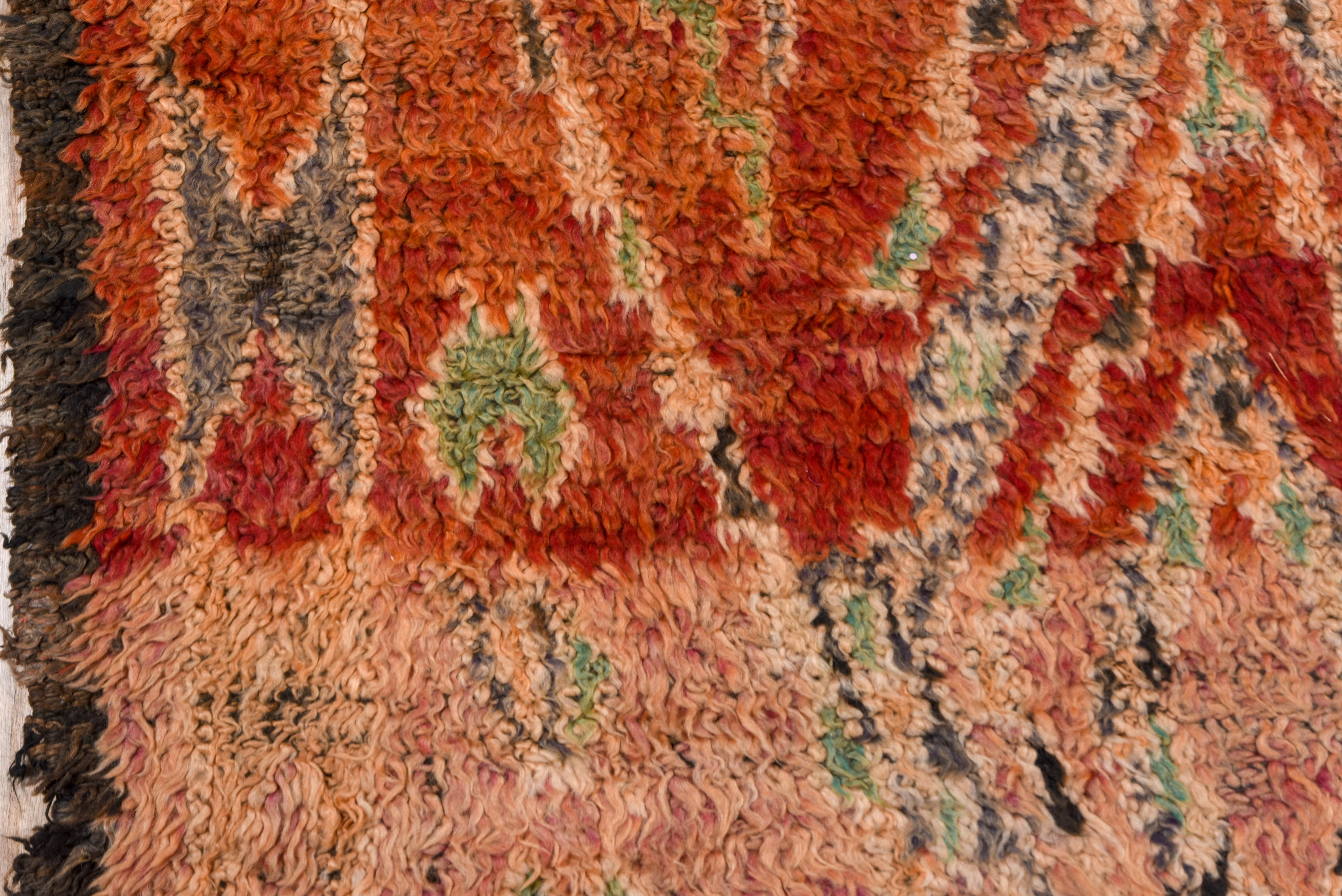 Marokkanischer bunter Stammes-Teppich im Vintage-Stil im Zustand „Gut“ im Angebot in New York, NY
