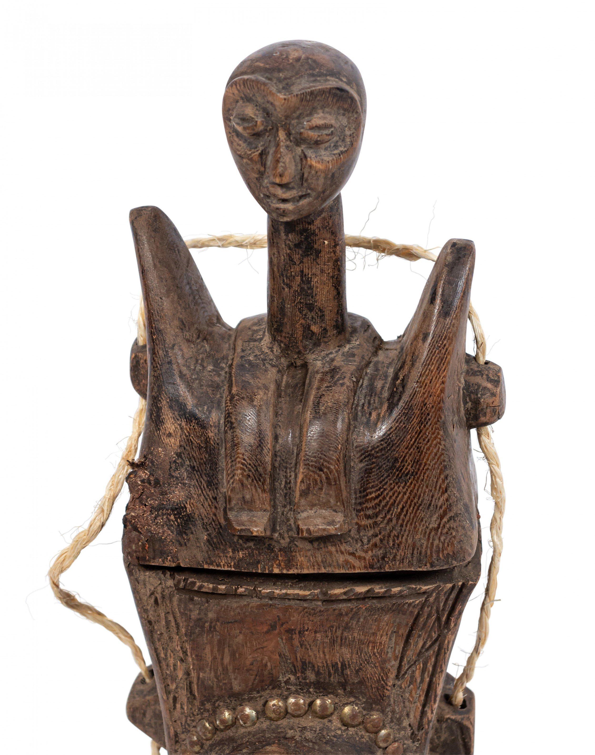 Figura tribal abstracta vintage en forma de recipiente