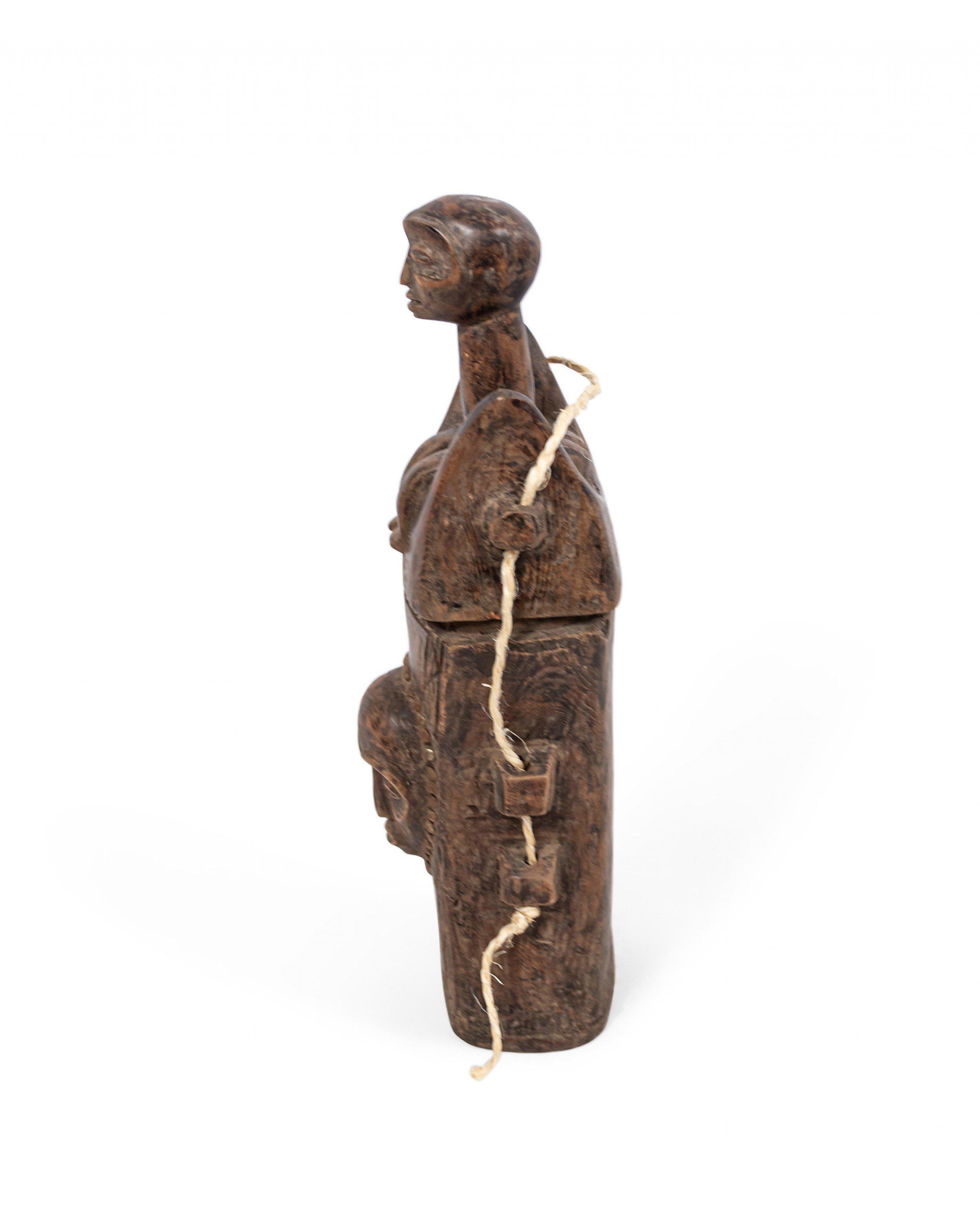 Caja figurada tribal vintage Hecho a mano en venta