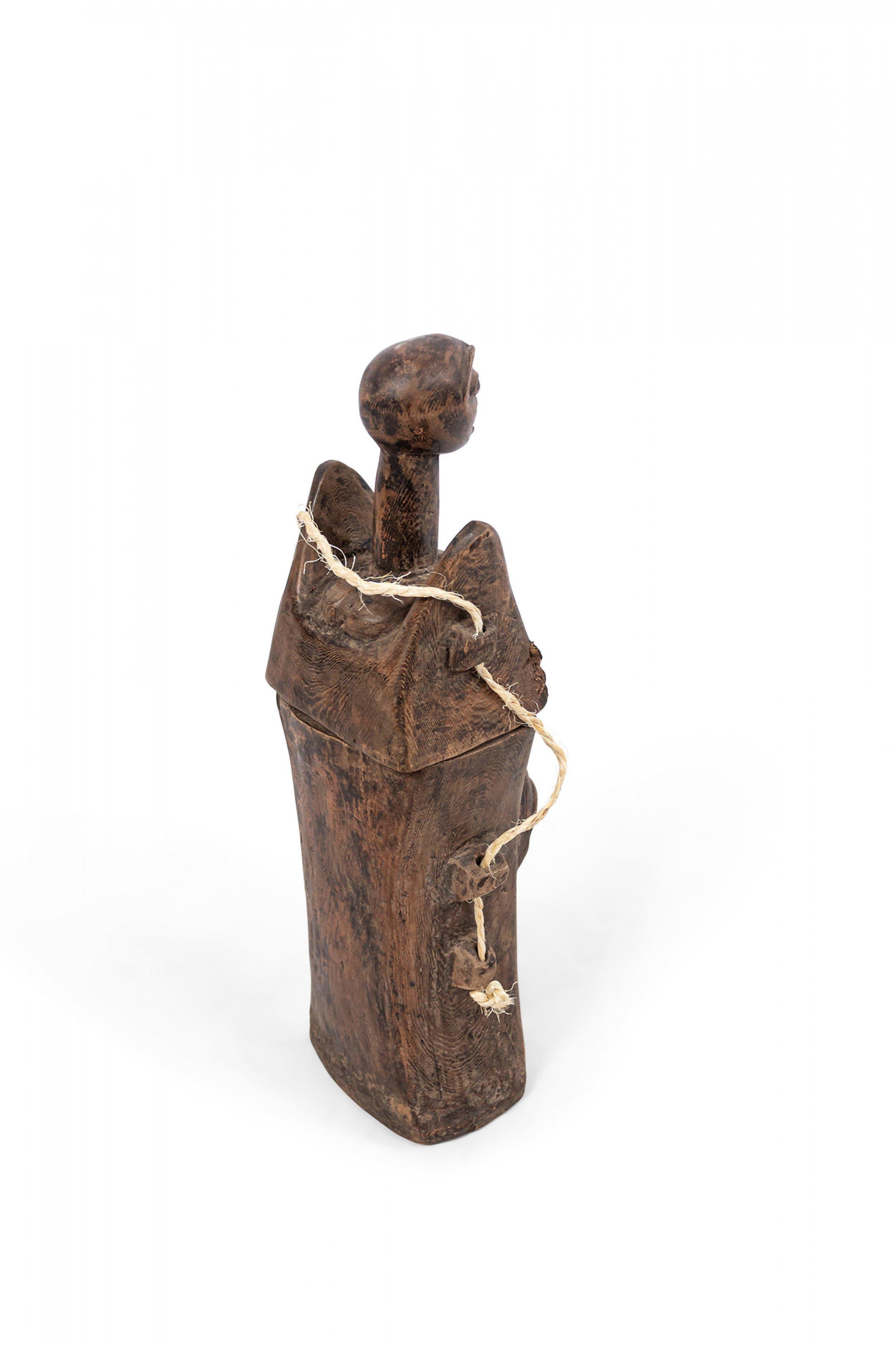 Caja figurada tribal vintage siglo XX en venta