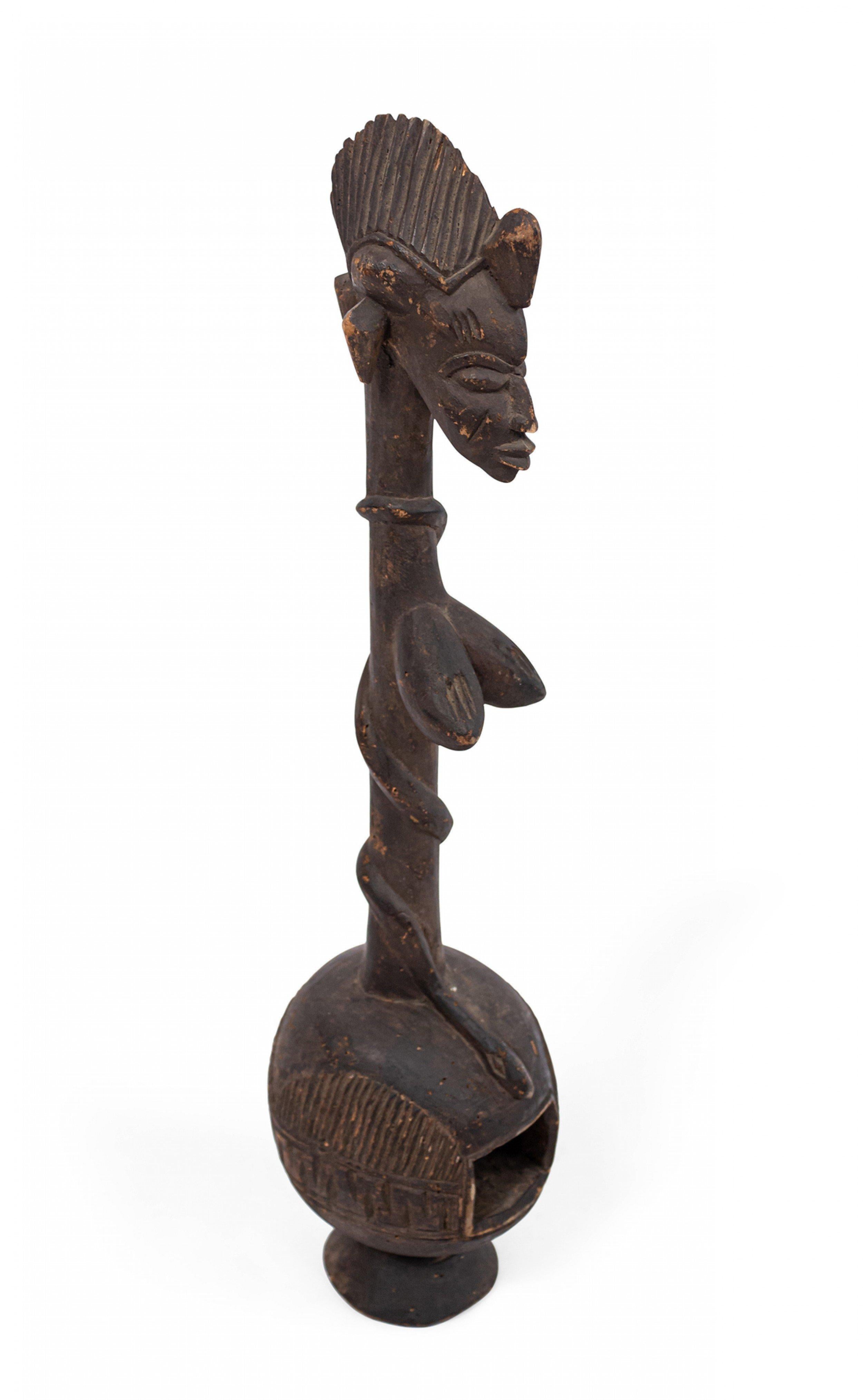 Figura tribale astratta d'epoca raffigurante un serpente che scende da un busto