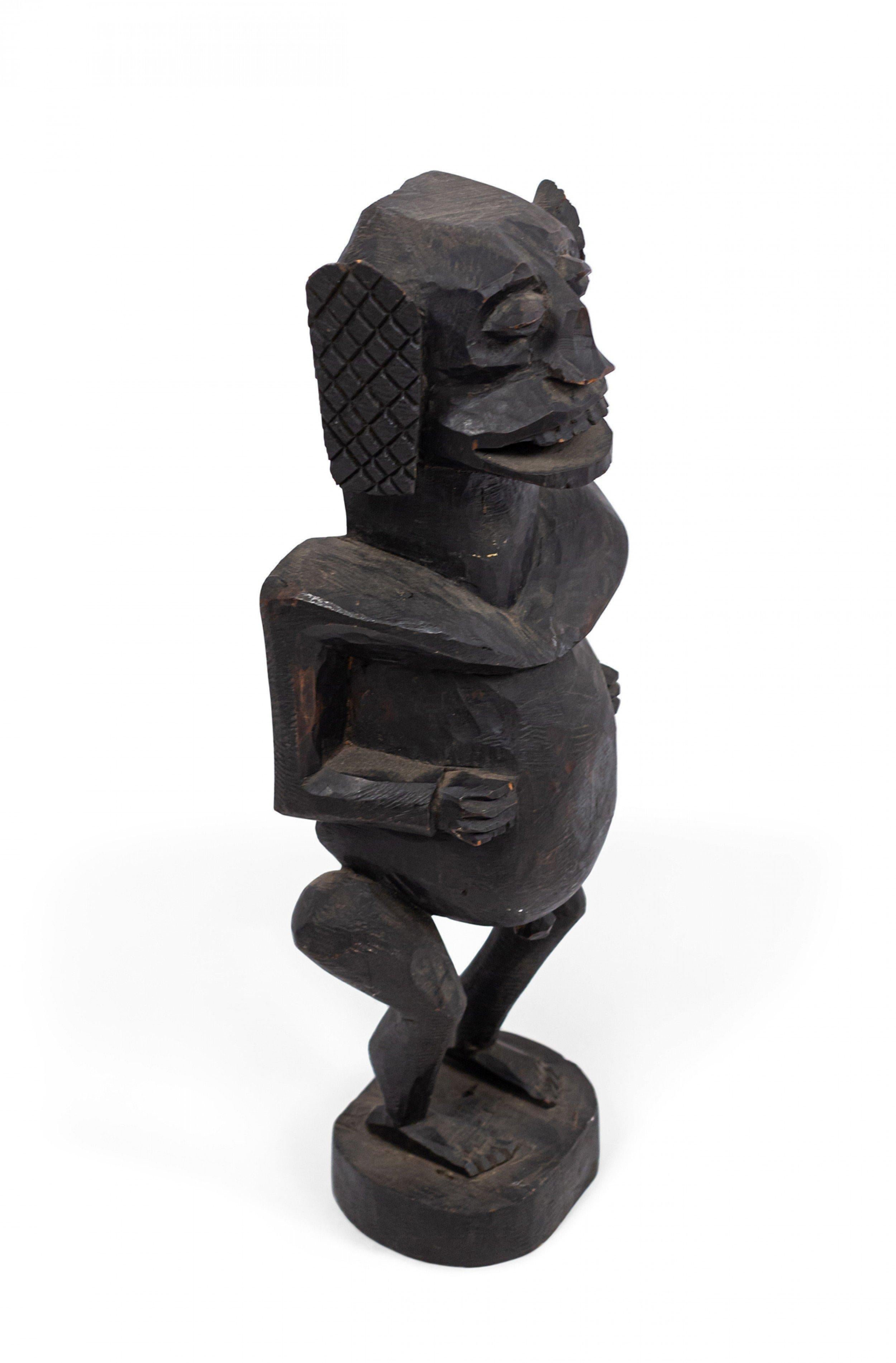 Figura intagliata d'epoca di un ballerino maschio con disegno di orecchie a croce
