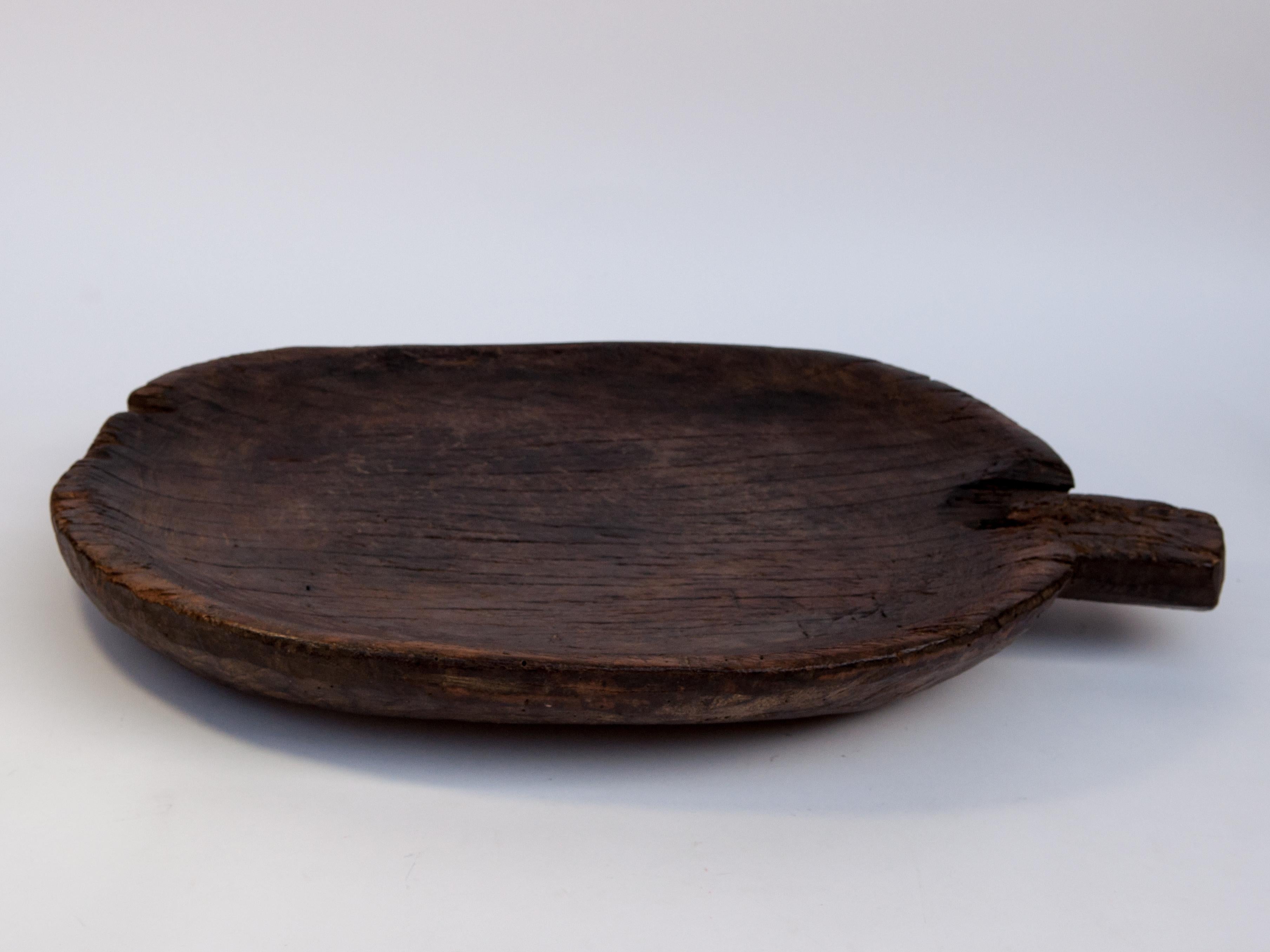 Vintage Tribal Flat Wooden Tray Large, from Nagaland, Early to Mid-20th Century.
Fashioned by hand from a single piece of local hardwood, this large flat wooden tray has a short wooden handle, and was used to dry and present food.
Note: we have put
