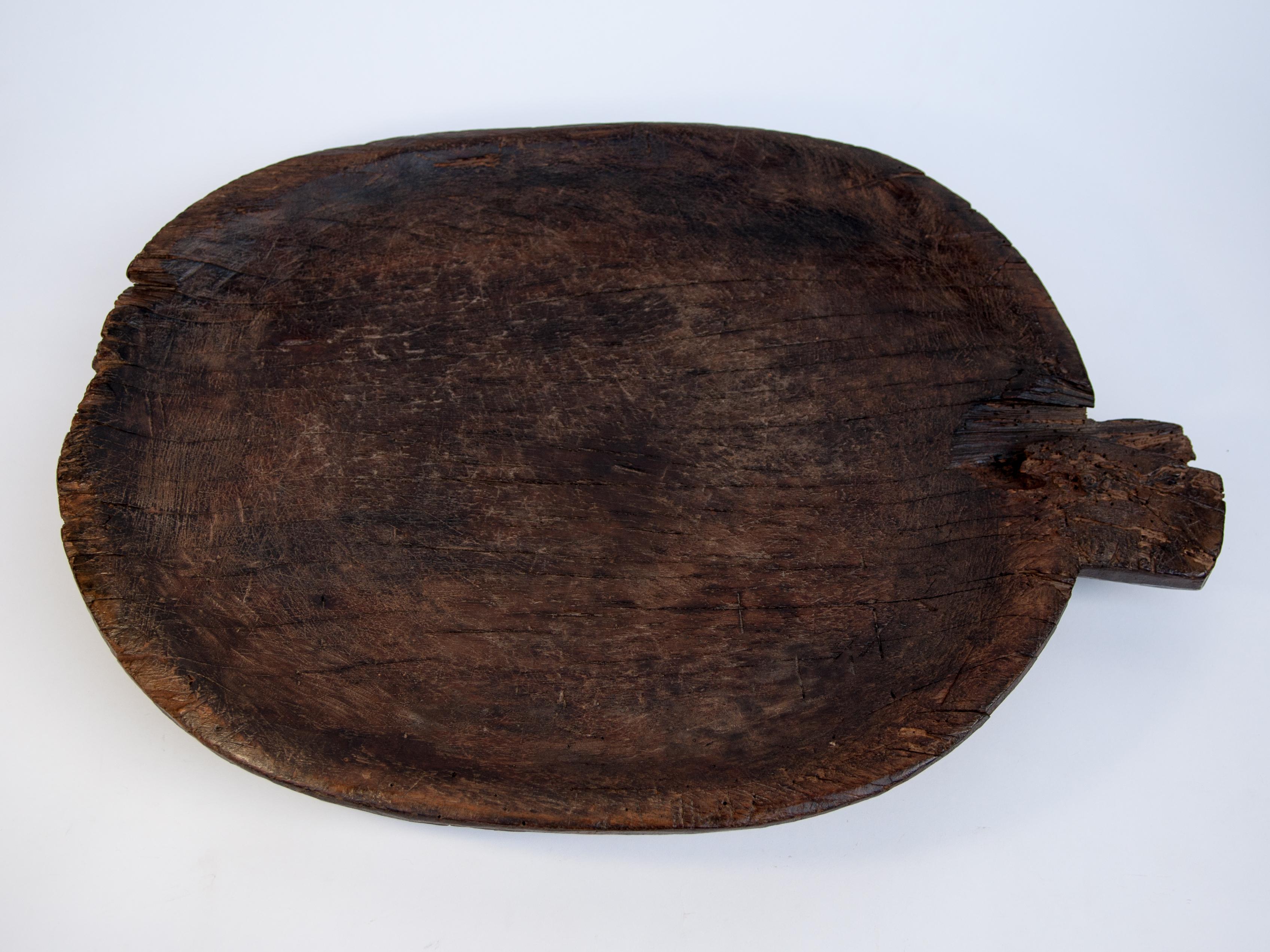 Indian Vintage Tribal Flat Wooden Tray Large, from Nagaland, Early to Mid-20th Century.