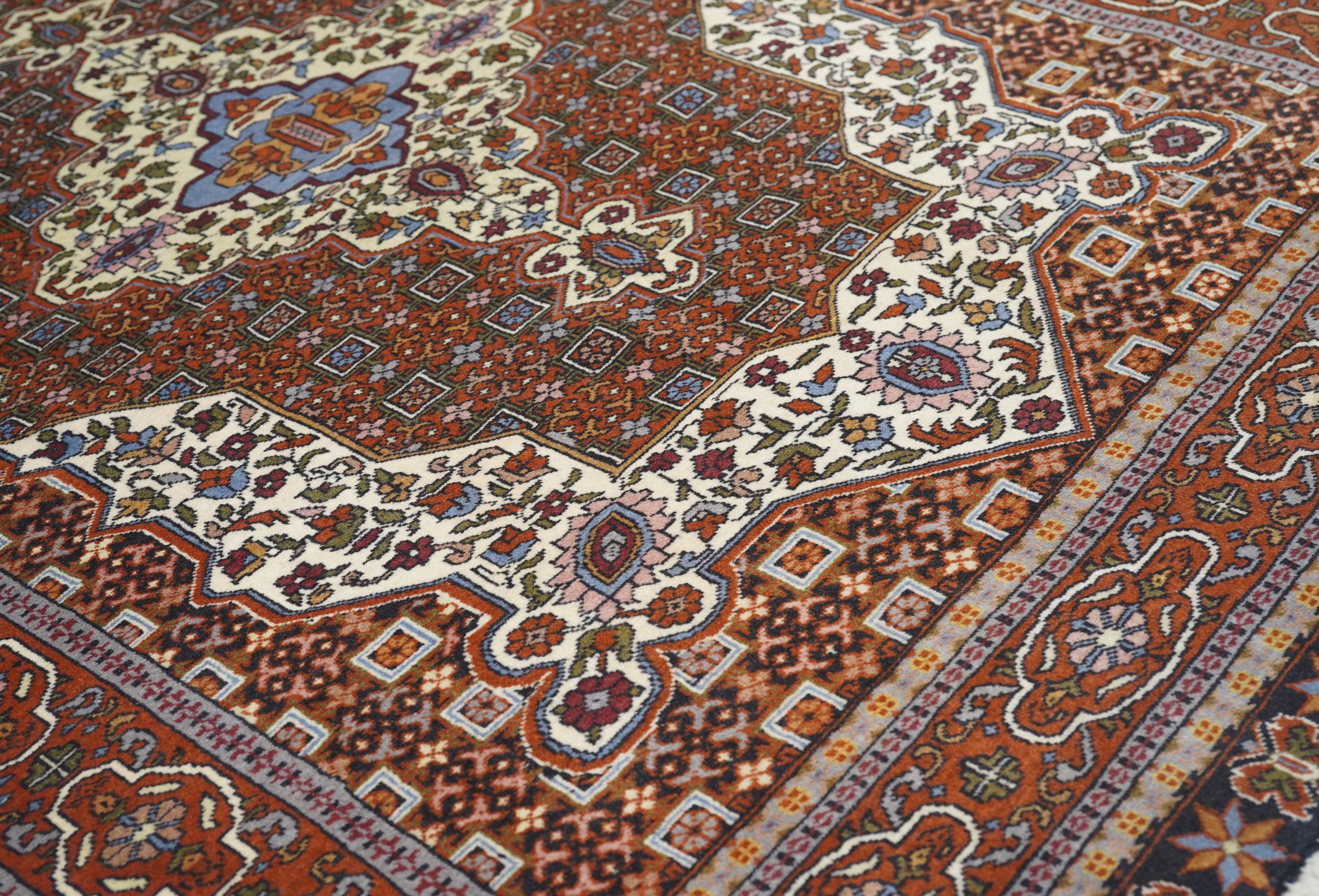 Ghashghai-Teppich, Stammeskunst, 4'5'' x 6'1'' (Ende des 20. Jahrhunderts) im Angebot