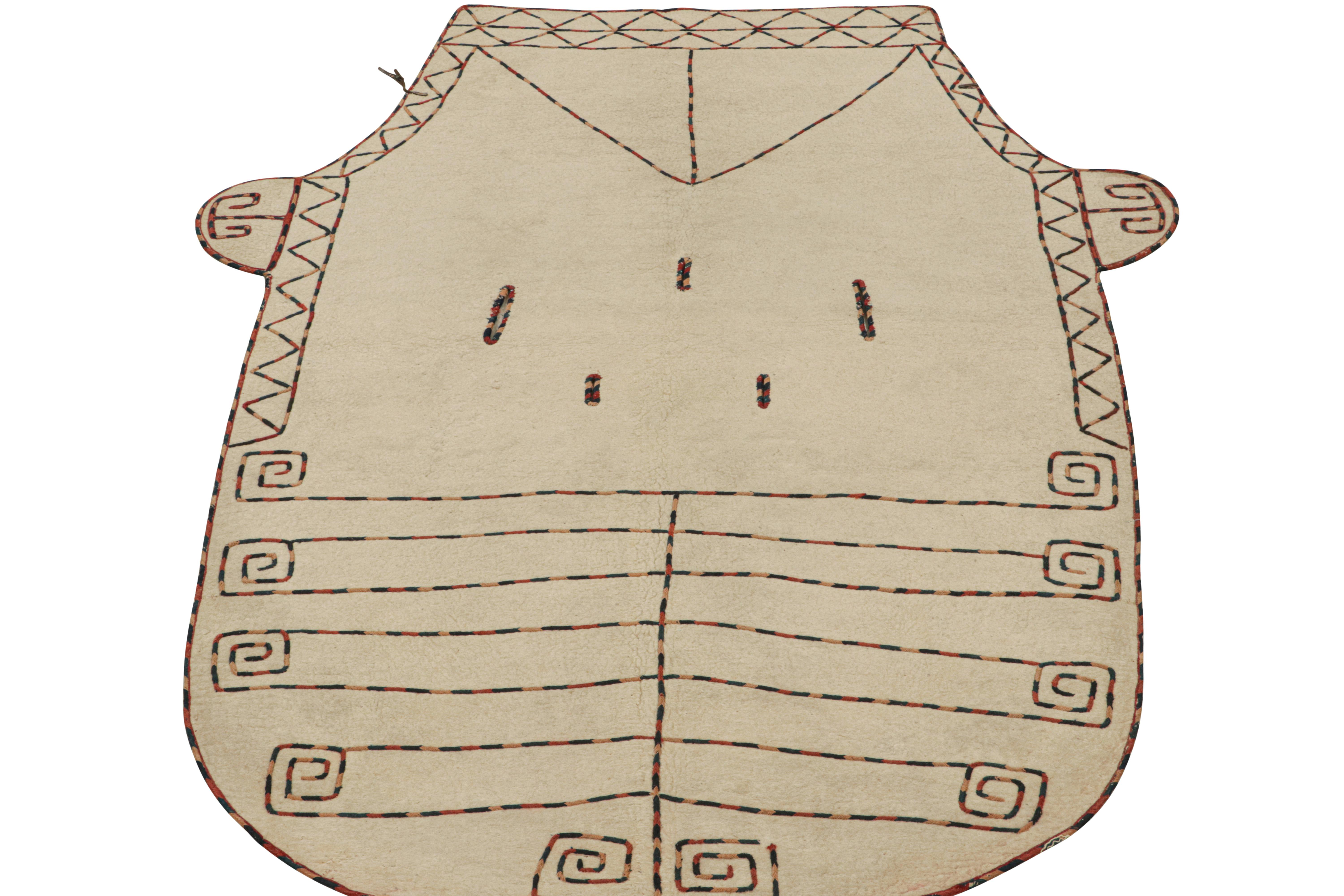 Questo pezzo vintage 5 x 8 è un raro copri cavallo persiano della metà del secolo scorso, realizzato in feltro di lana intorno al 1950-1960.

Oggetti come questi sono estremamente collezionabili: un tempo venivano utilizzati per tenere al caldo i