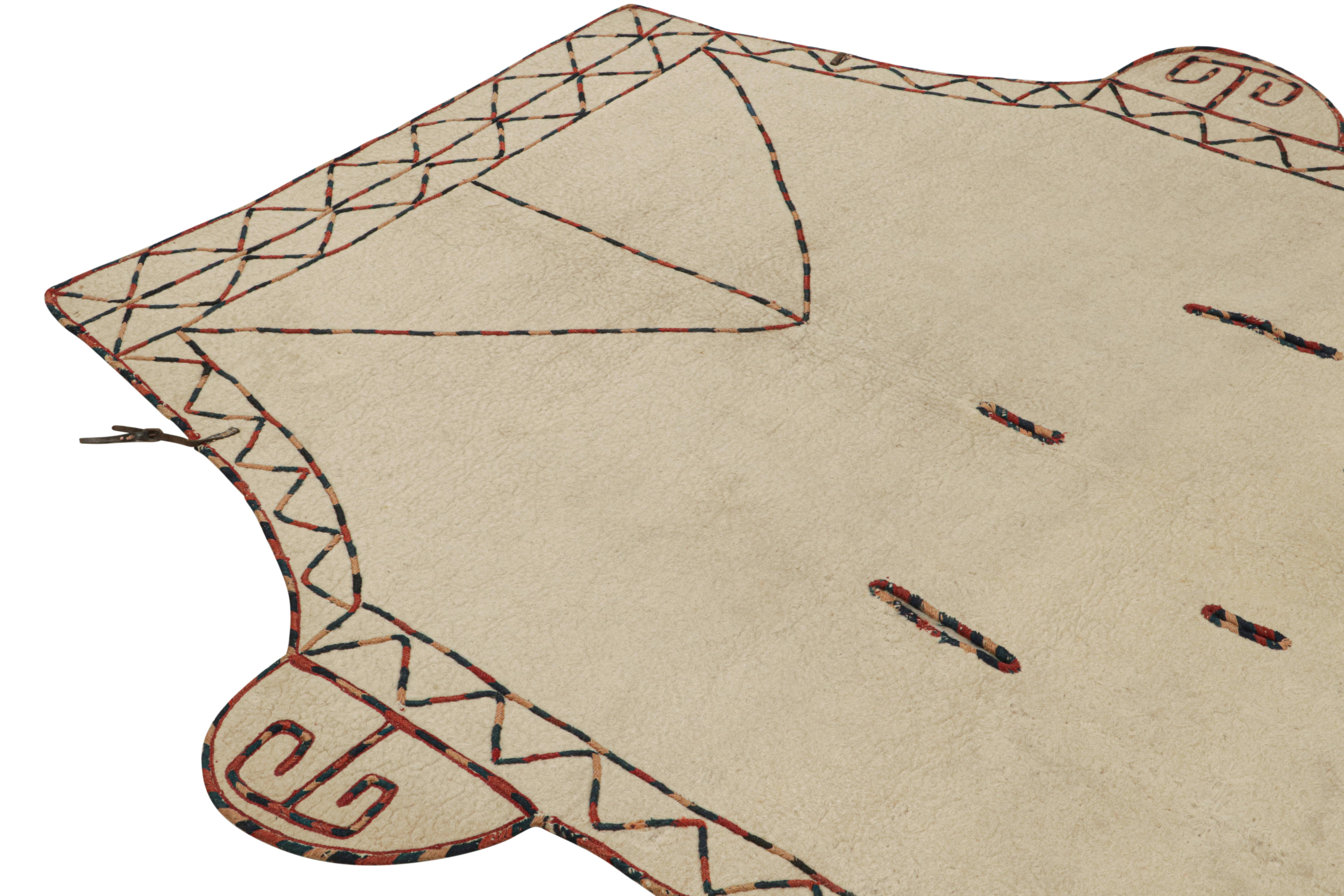 Tribale Coprire un cavallo tribale vintage in beige con ricamo policromo di Rug & Kilim in vendita