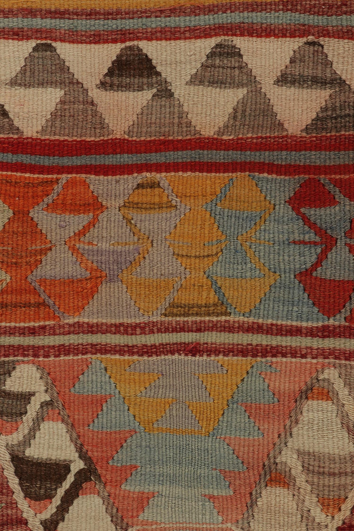 Tribal-Kelim-Teppich mit polychromem, geometrischem Muster von Teppich & Kelim im Zustand „Gut“ im Angebot in Long Island City, NY