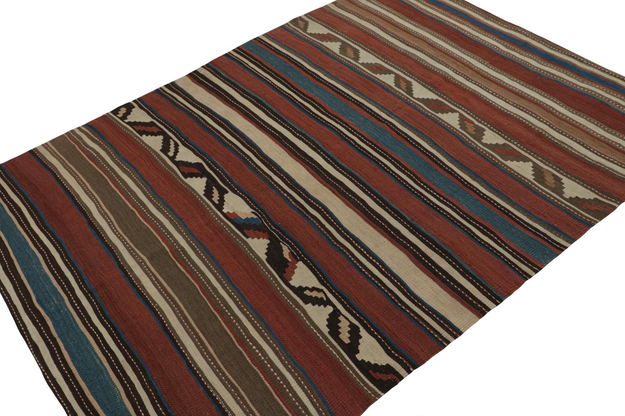Ce Kilim tribal vintage de 5x6 est un nouvel ajout aux collections du milieu du siècle de Rug & Kilim. Tissé à la main en laine, il provient d'Afghanistan vers 1950-1960.

Sur le Design : 

Ce tissage plat présente une union de motifs tribaux et de